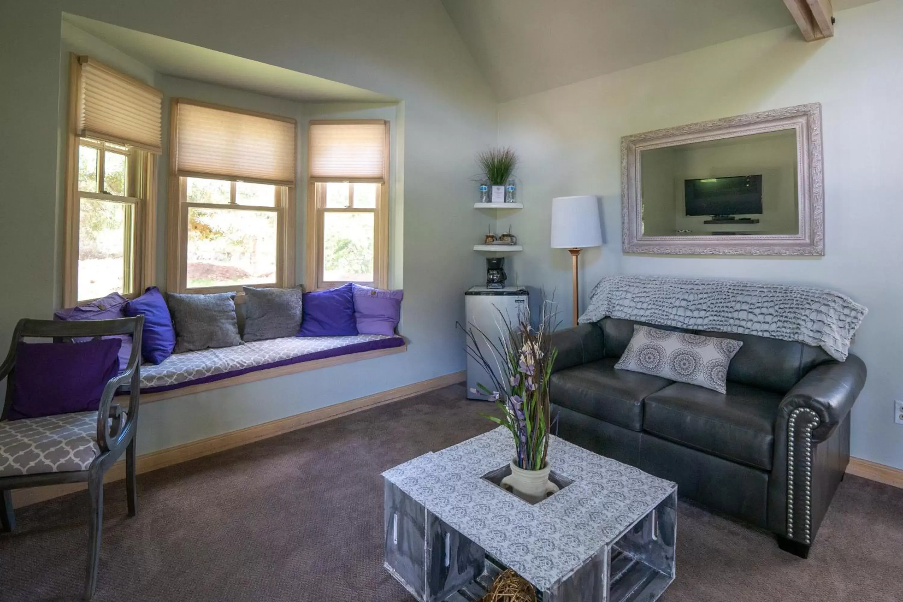 Bedroom, Seating Area in Apple Orchard Inn