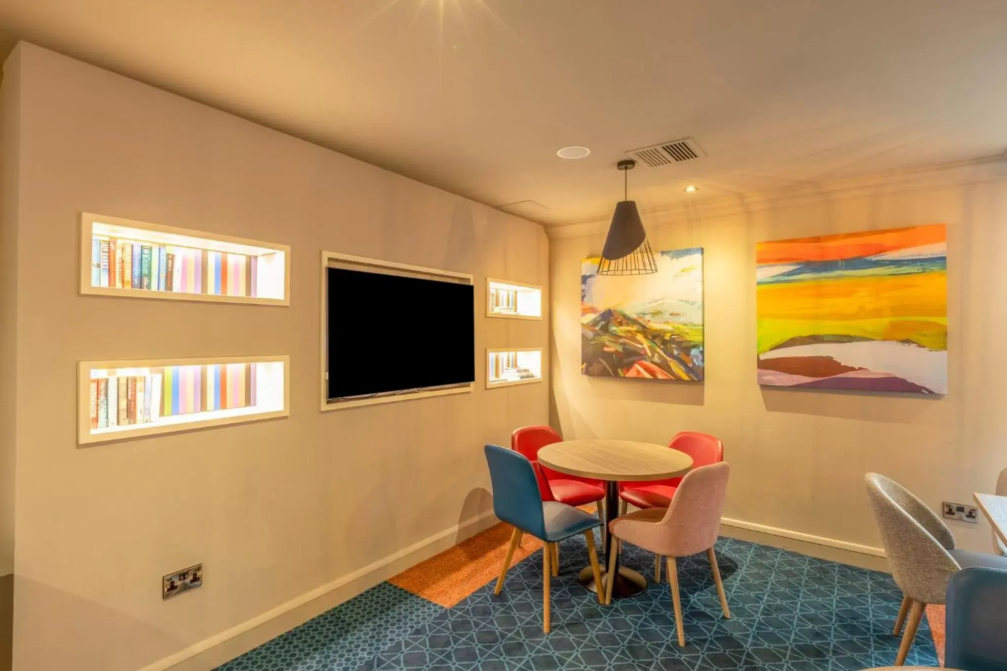 Property building, TV/Entertainment Center in Holiday Inn - Glasgow Airport, an IHG Hotel