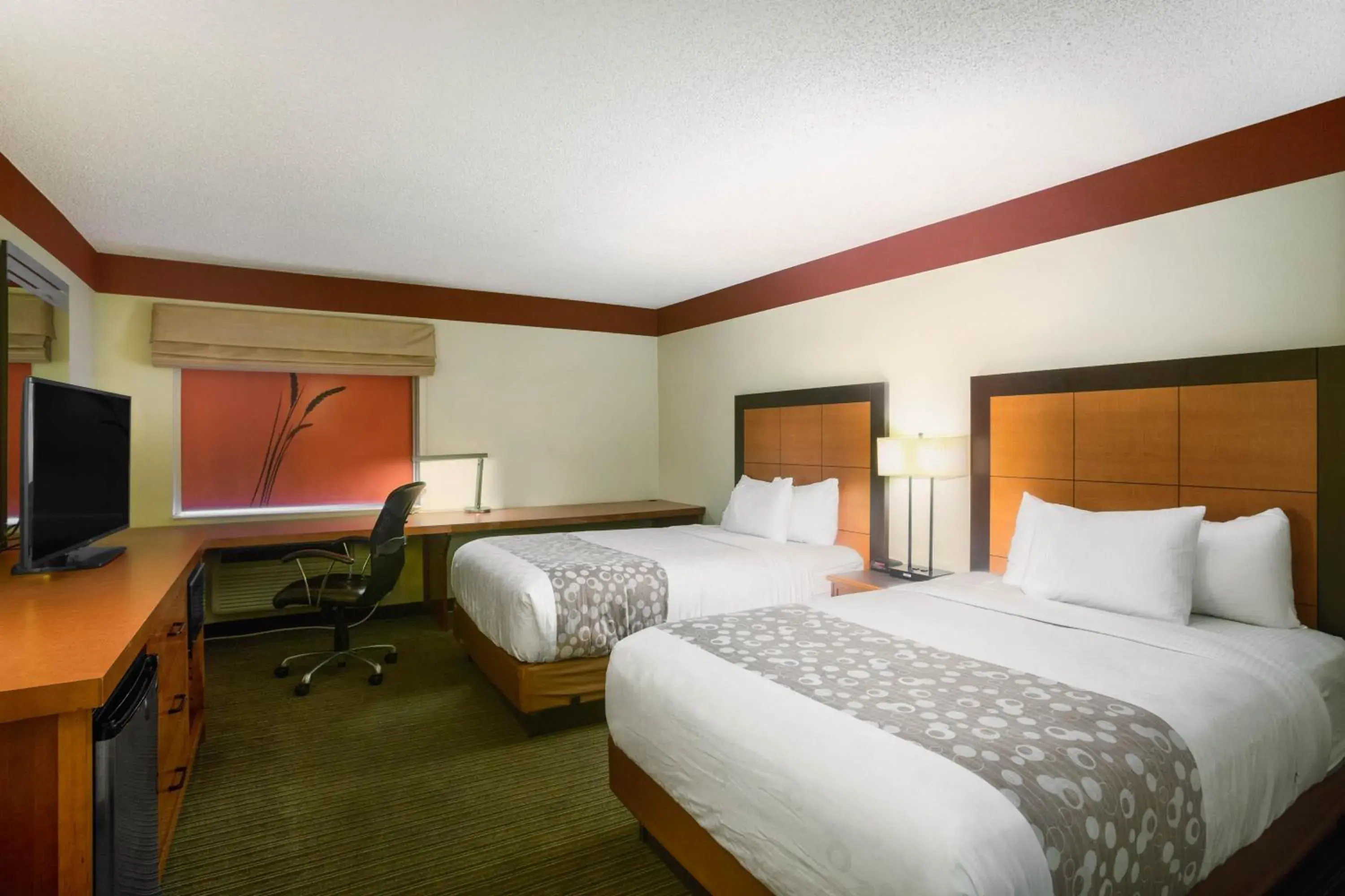 Bed in La Quinta Inn & Suites by Wyndham Springdale