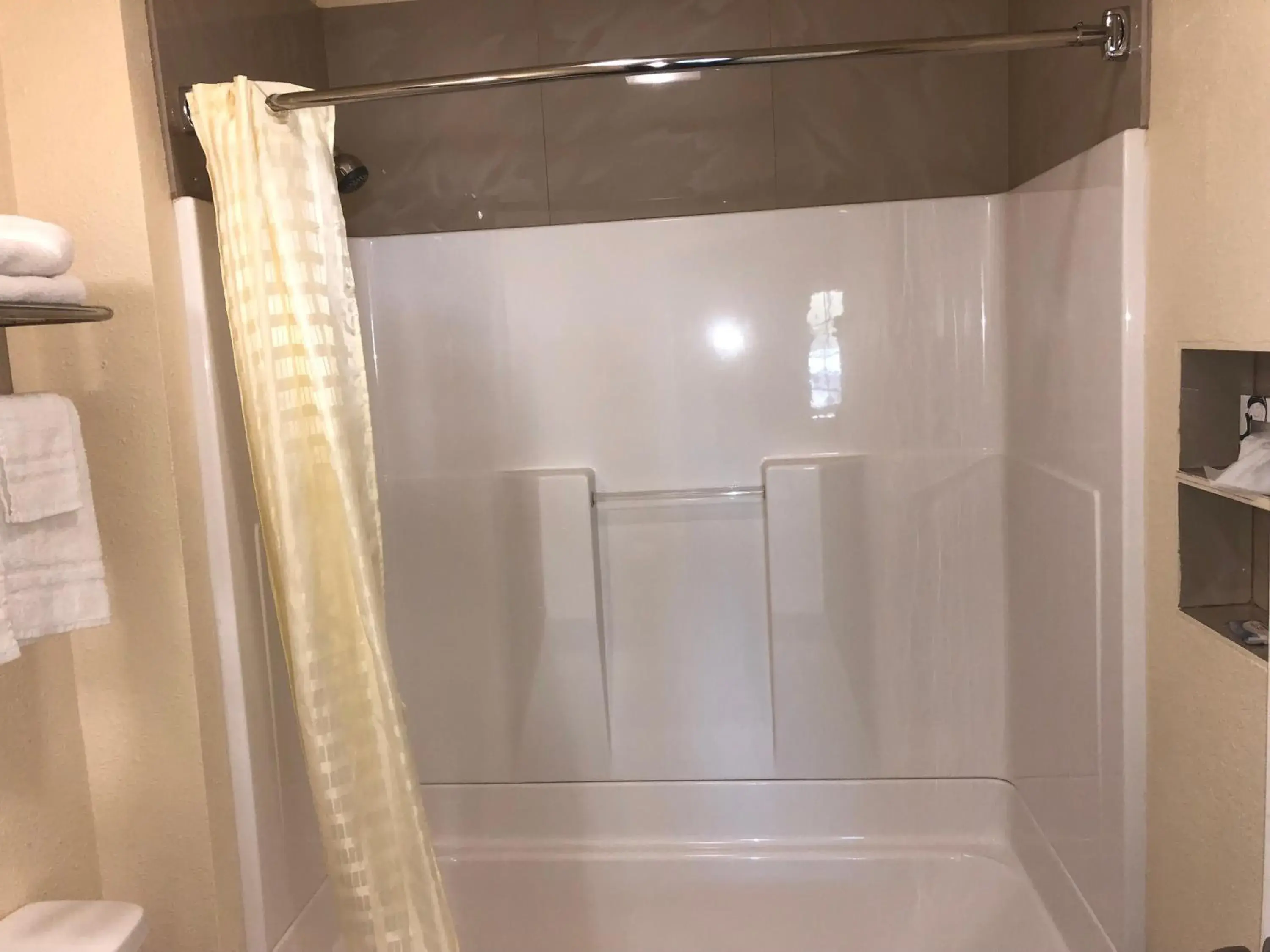 Shower, Bathroom in Lamplighter Motel Clearlake