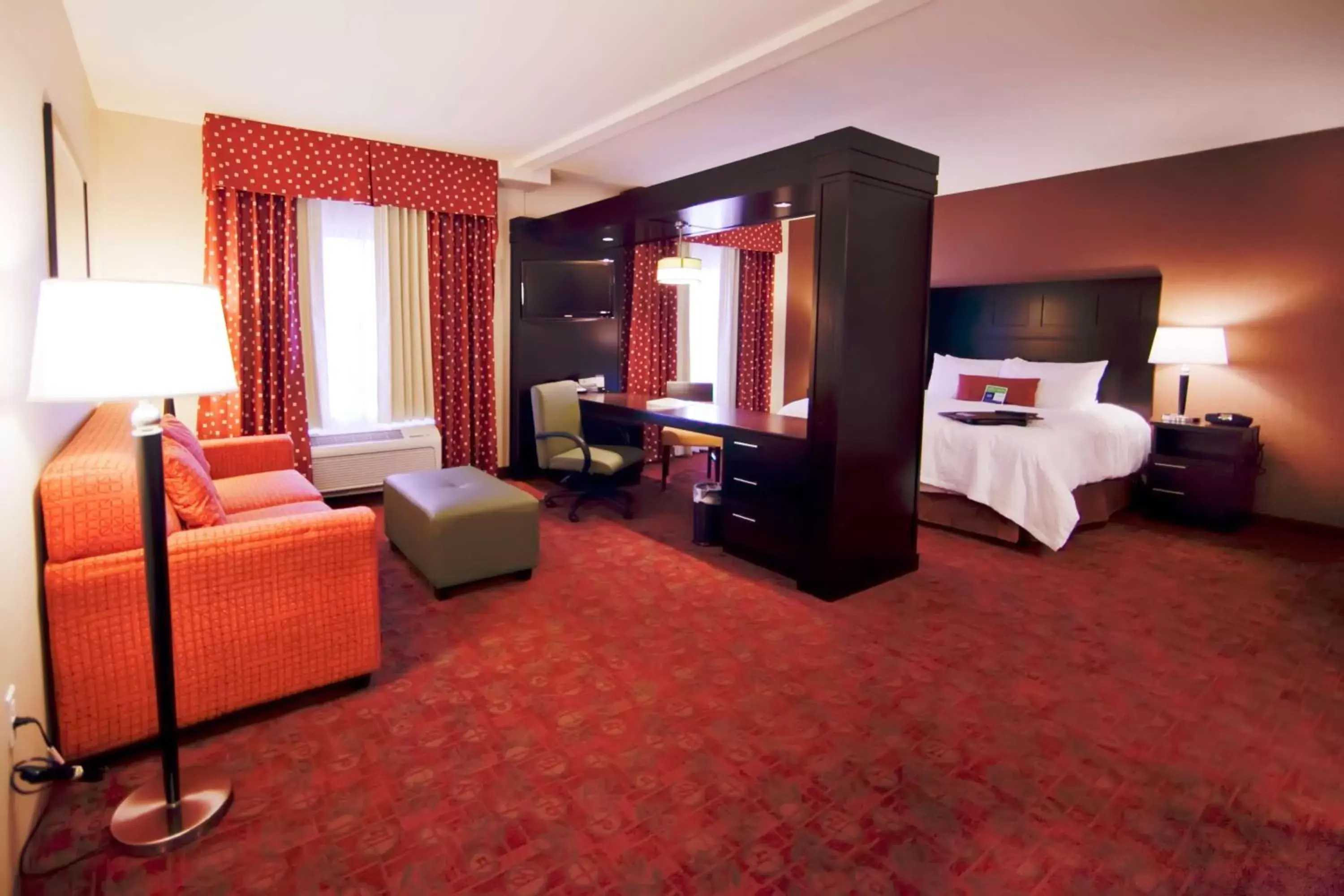 Bed in Hampton Inn & Suites by Hilton Seattle/Kent