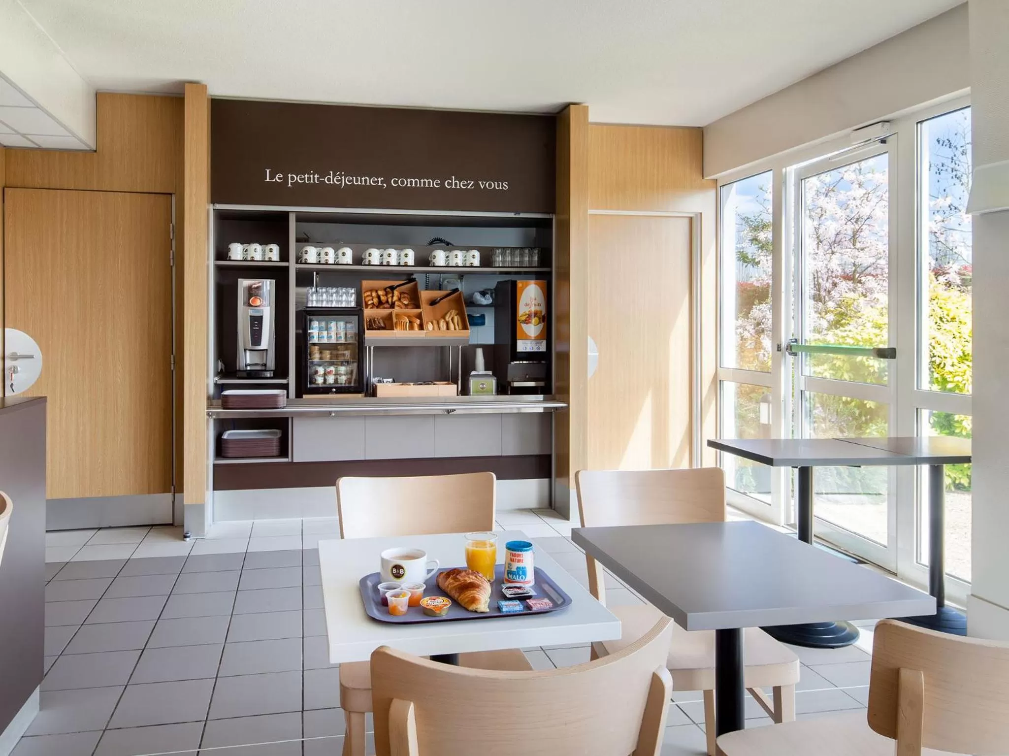 Restaurant/places to eat in B&B HOTEL Evreux