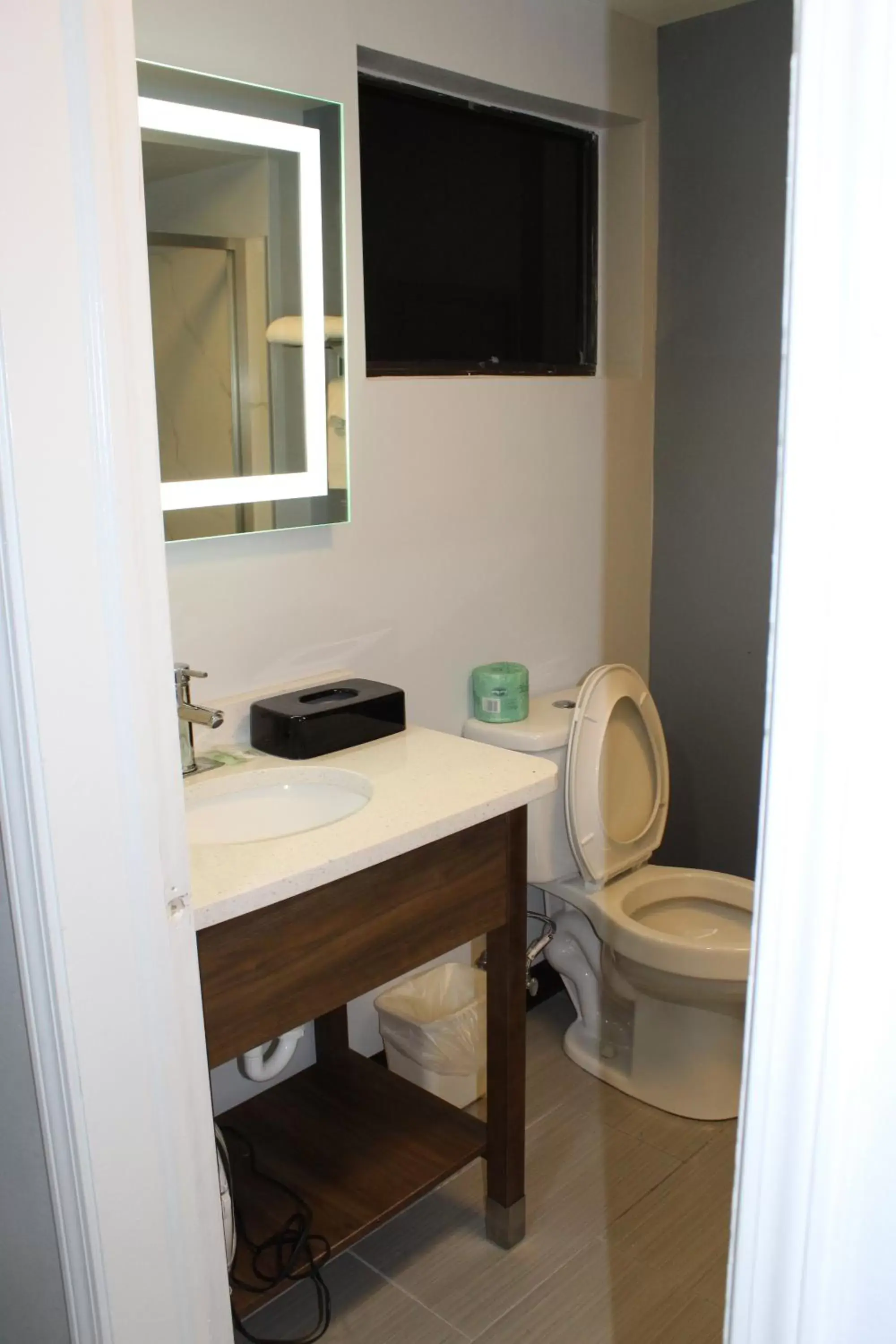 Public Bath, Bathroom in Quality Inn - On The Lake Clarksville-Boydton