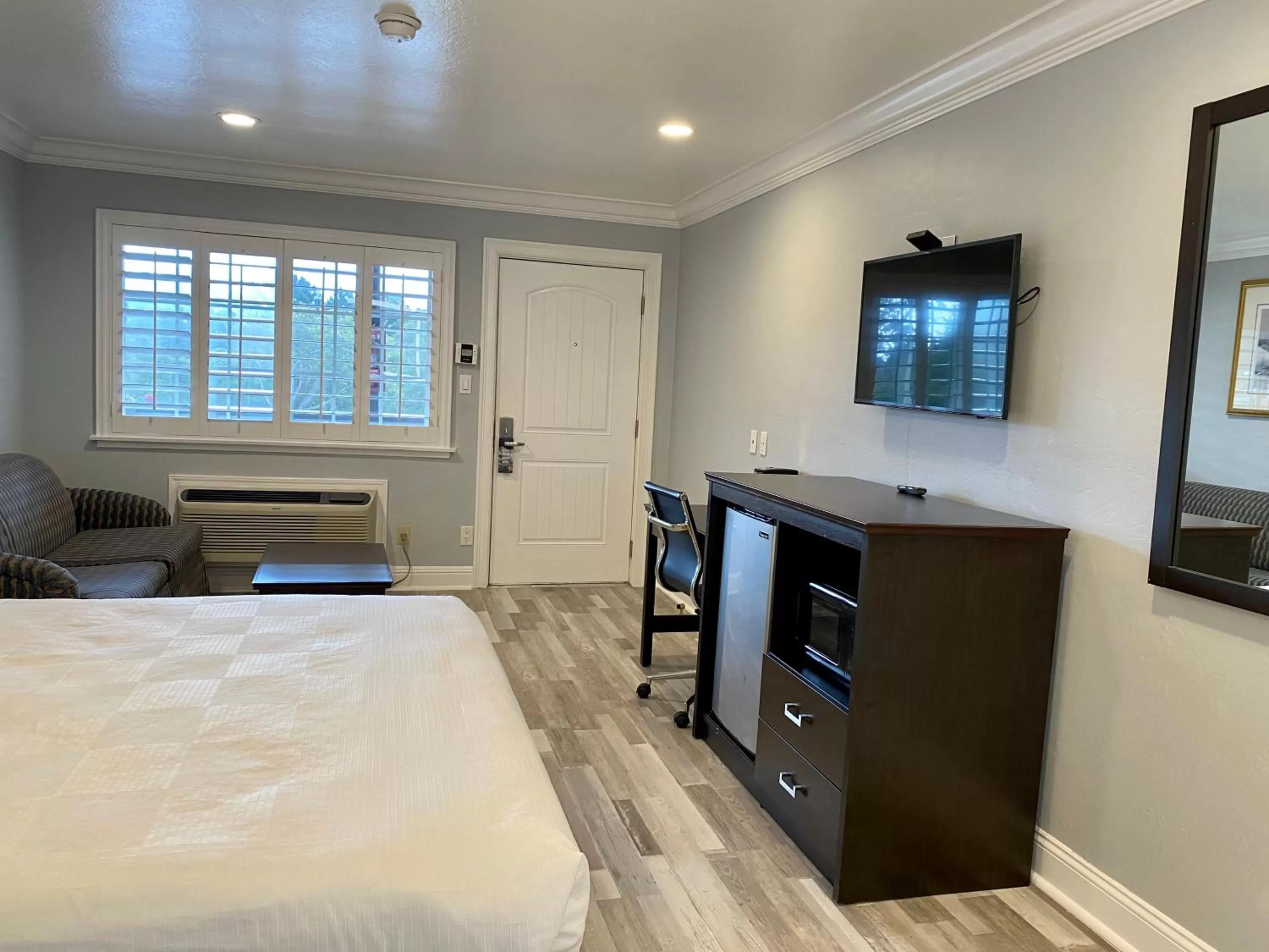 Photo of the whole room, Bed in Aura Inn Monterey