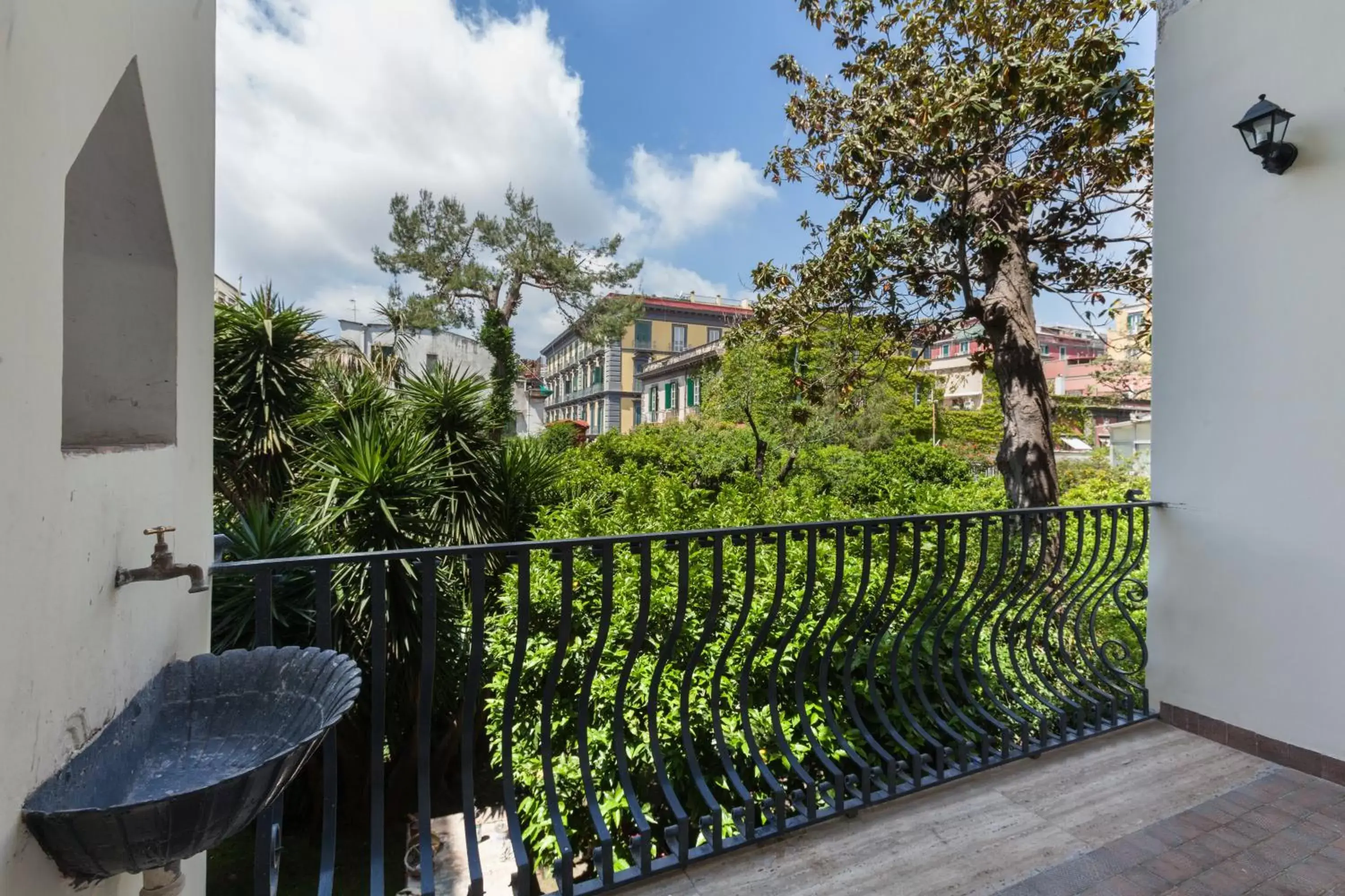 Suite with Balcony and Garden View in The Bellini House by House In Naples
