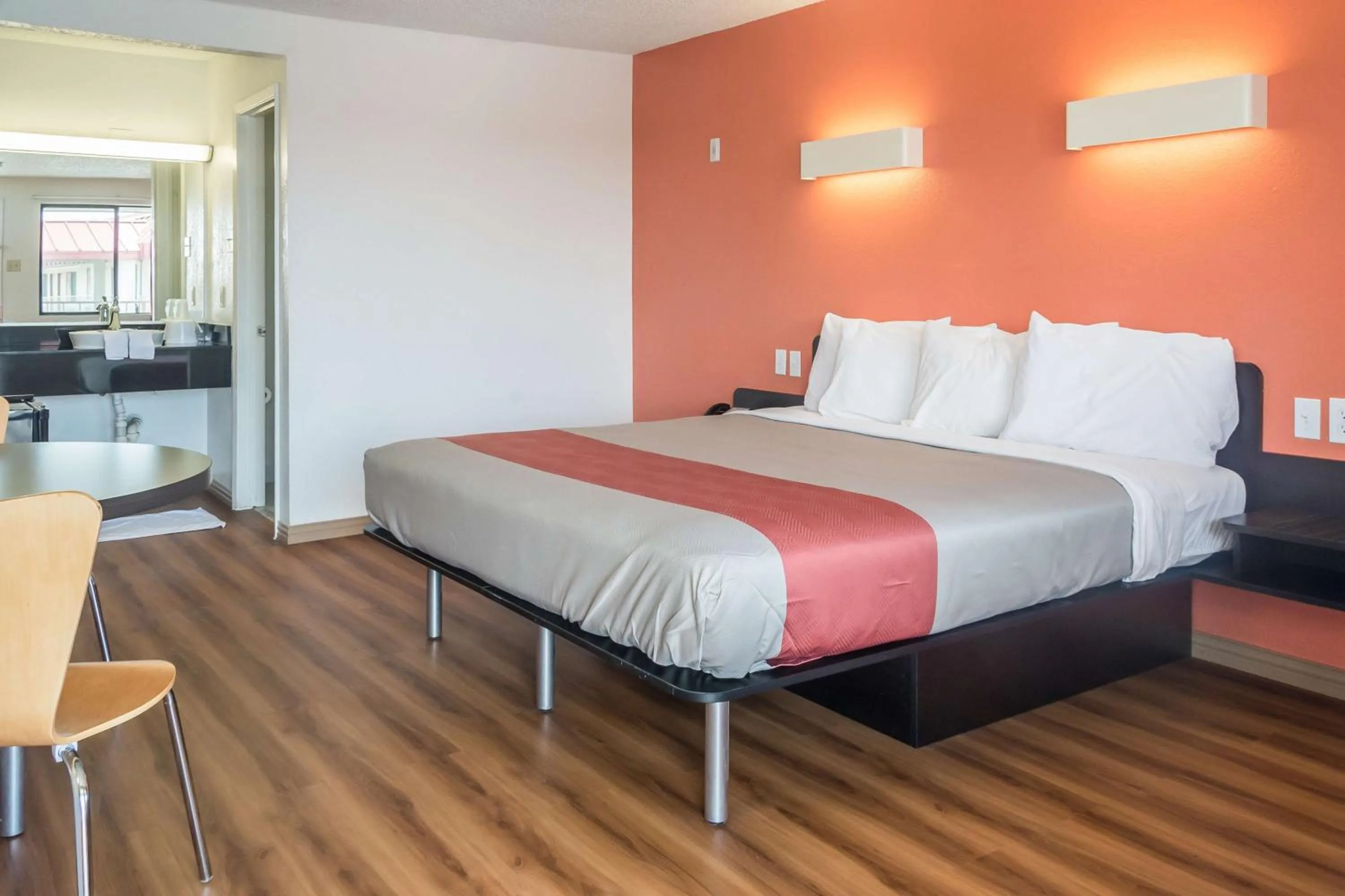 Photo of the whole room, Bed in Motel 6-Mesquite, TX - Rodeo - Convention Ctr