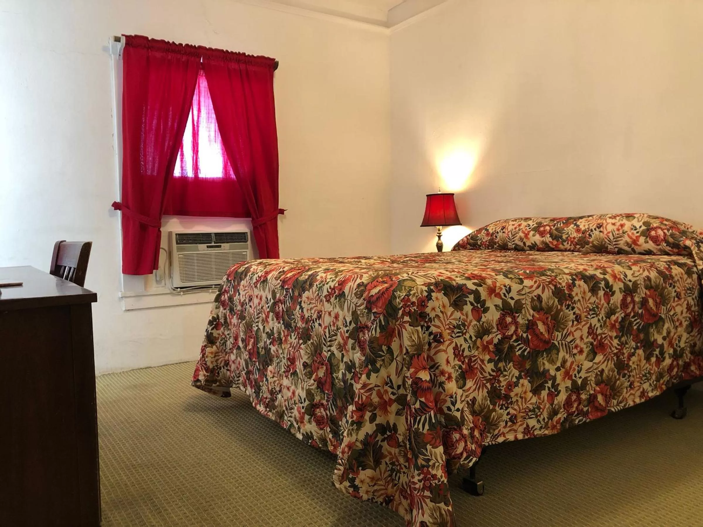 Bed in Amargosa Opera House & Hotel
