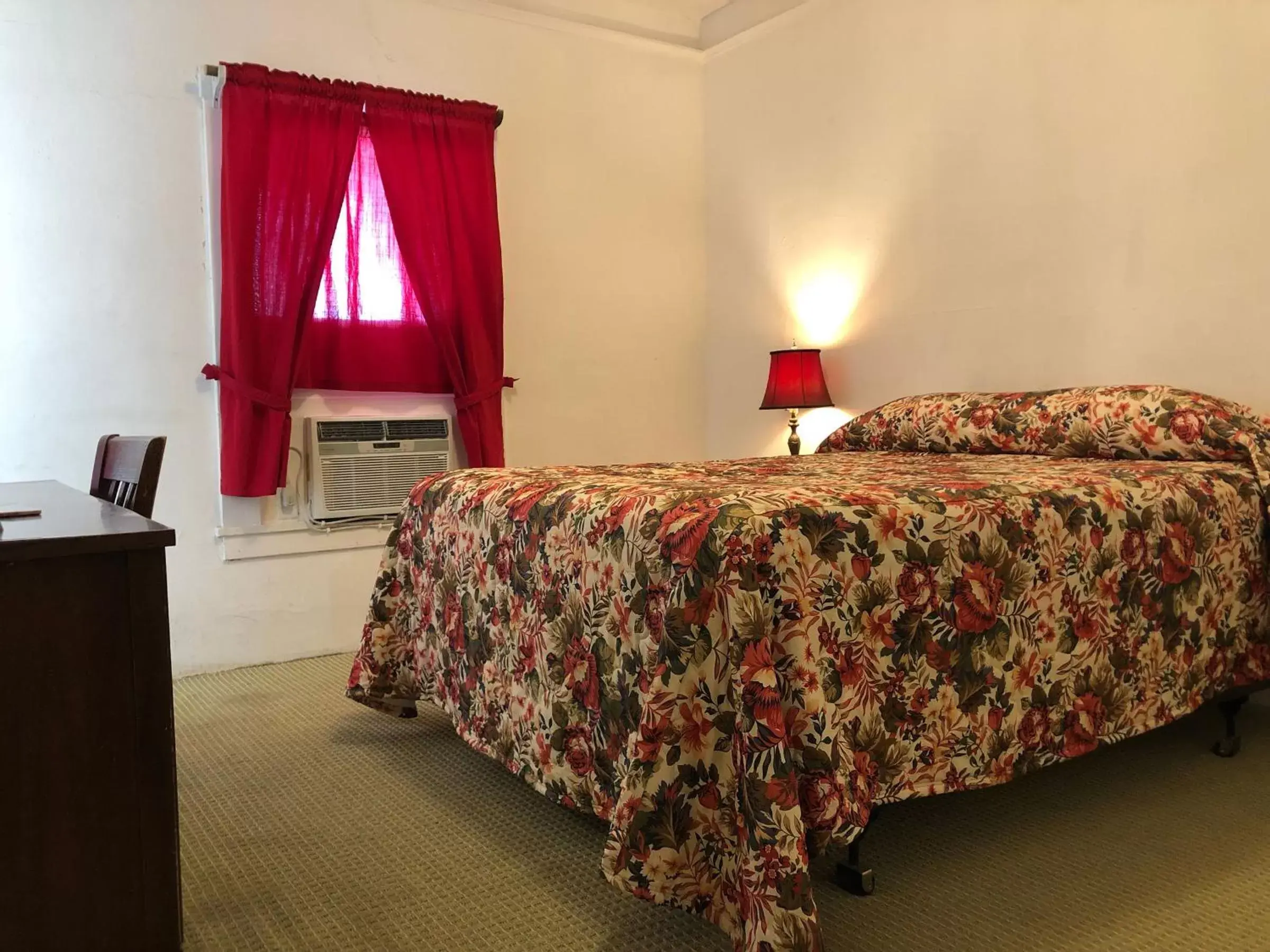 Bed in Amargosa Opera House & Hotel