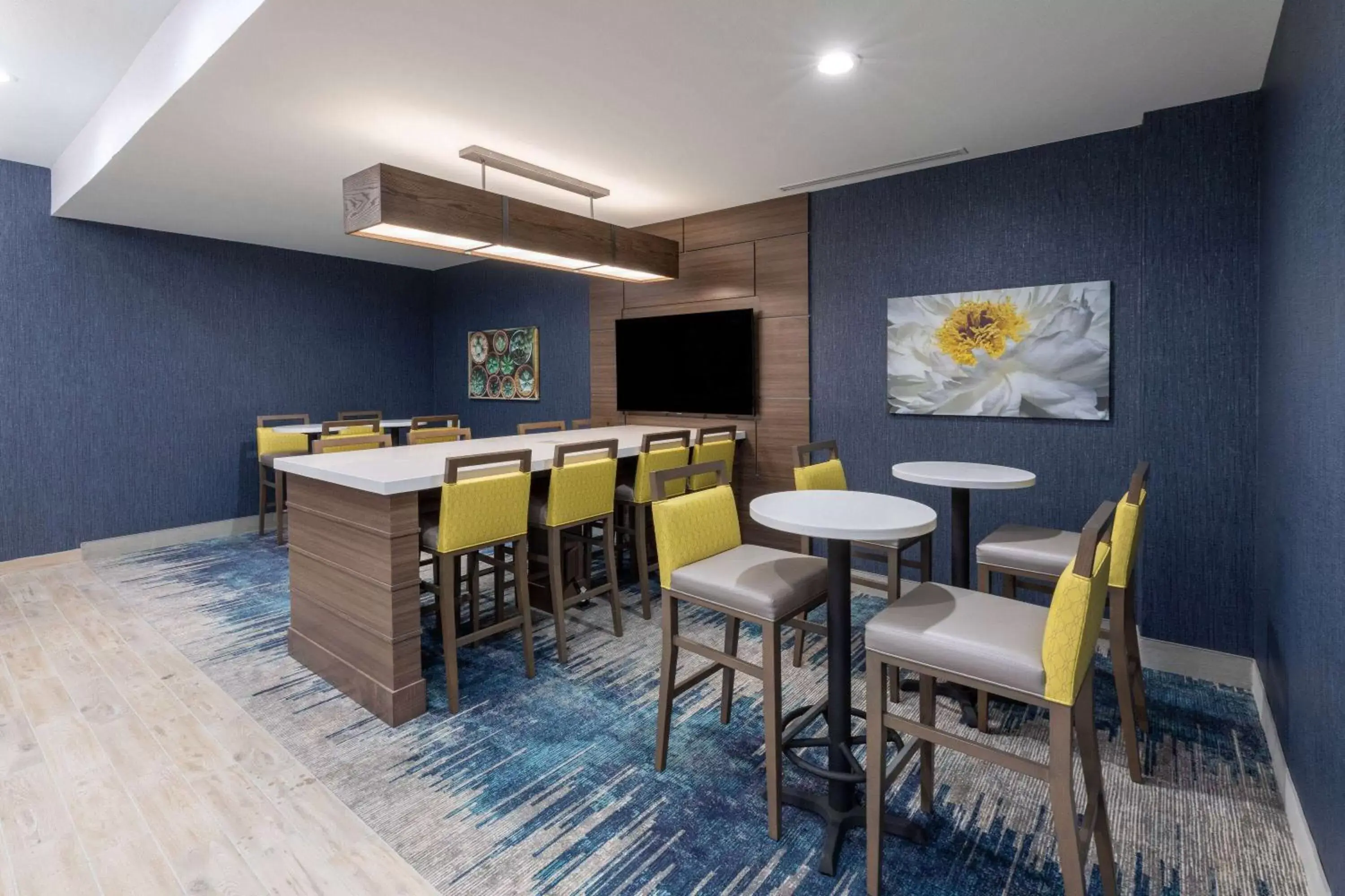 Lounge or bar, Restaurant/Places to Eat in La Quinta Inn & Suites by Wyndham Round Rock near Kalahari