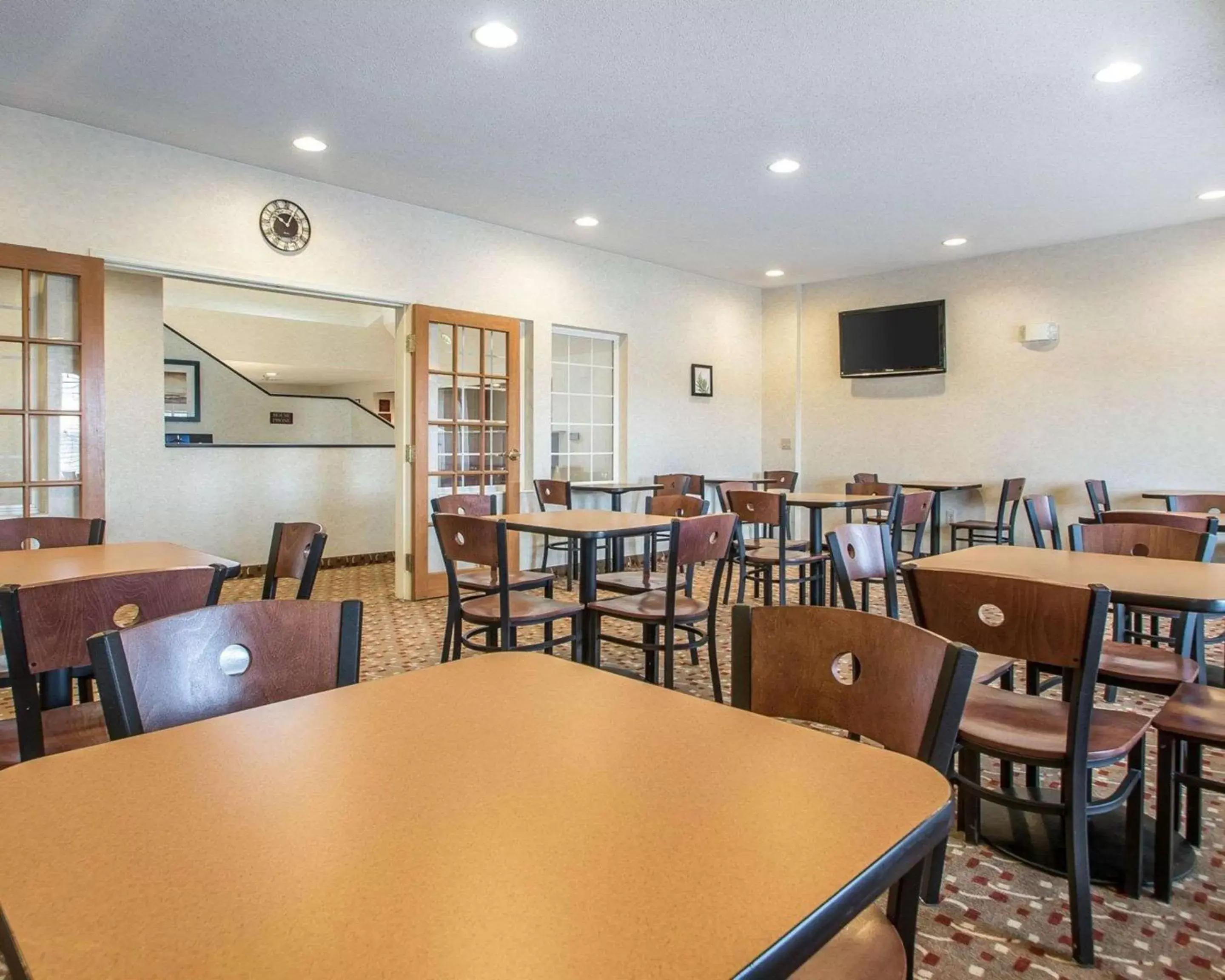 Restaurant/Places to Eat in Sleep Inn & Suites Green Bay South