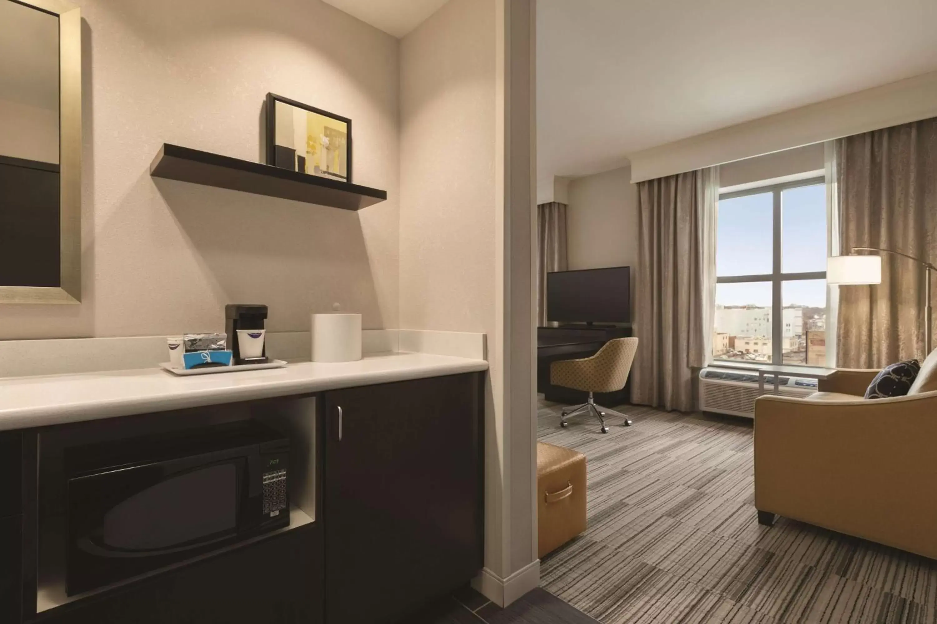 Bedroom, TV/Entertainment Center in Hampton Inn & Suites - Roanoke-Downtown, VA