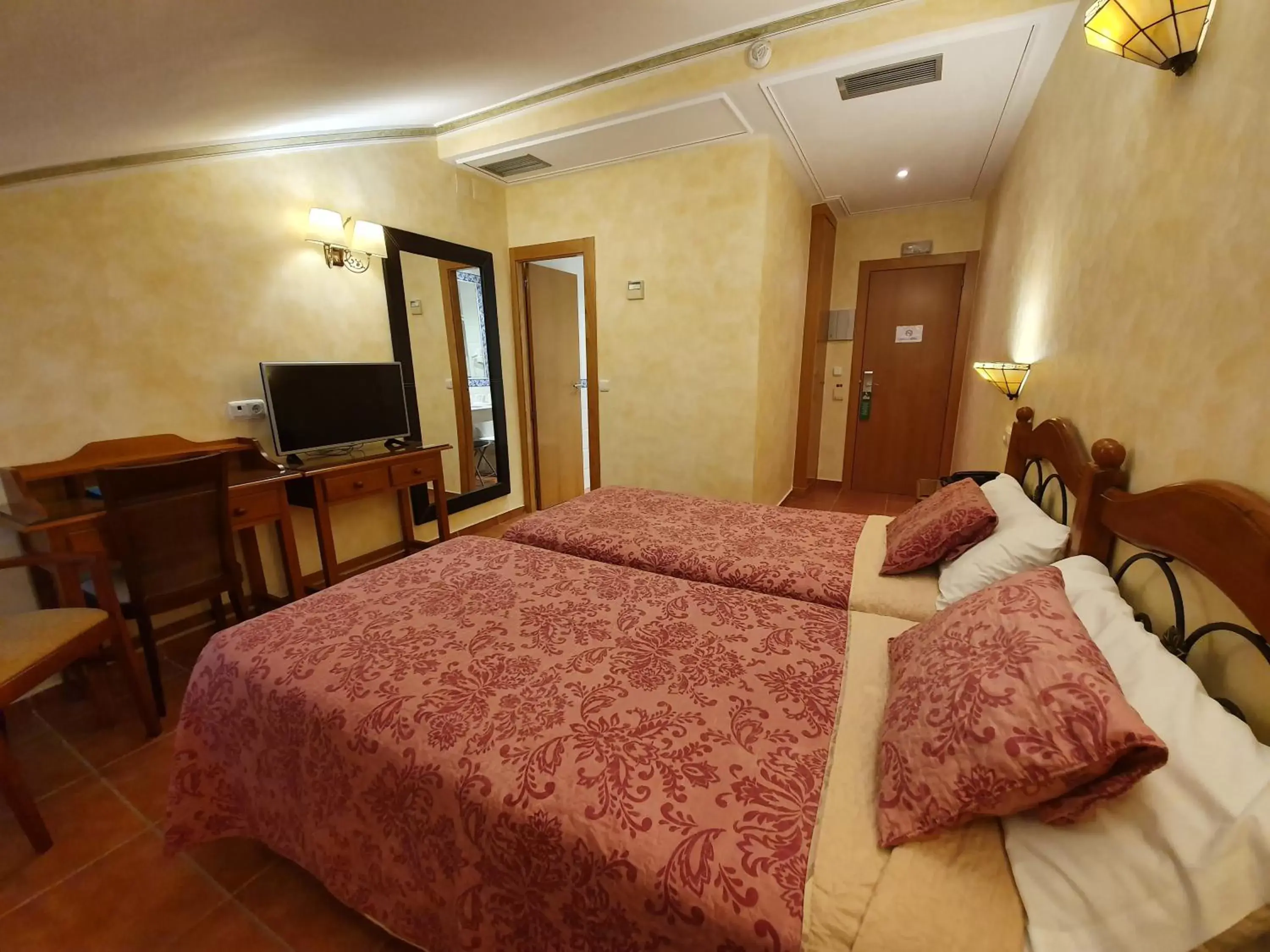 Photo of the whole room, Bed in Abadía Burgos Camino Santiago