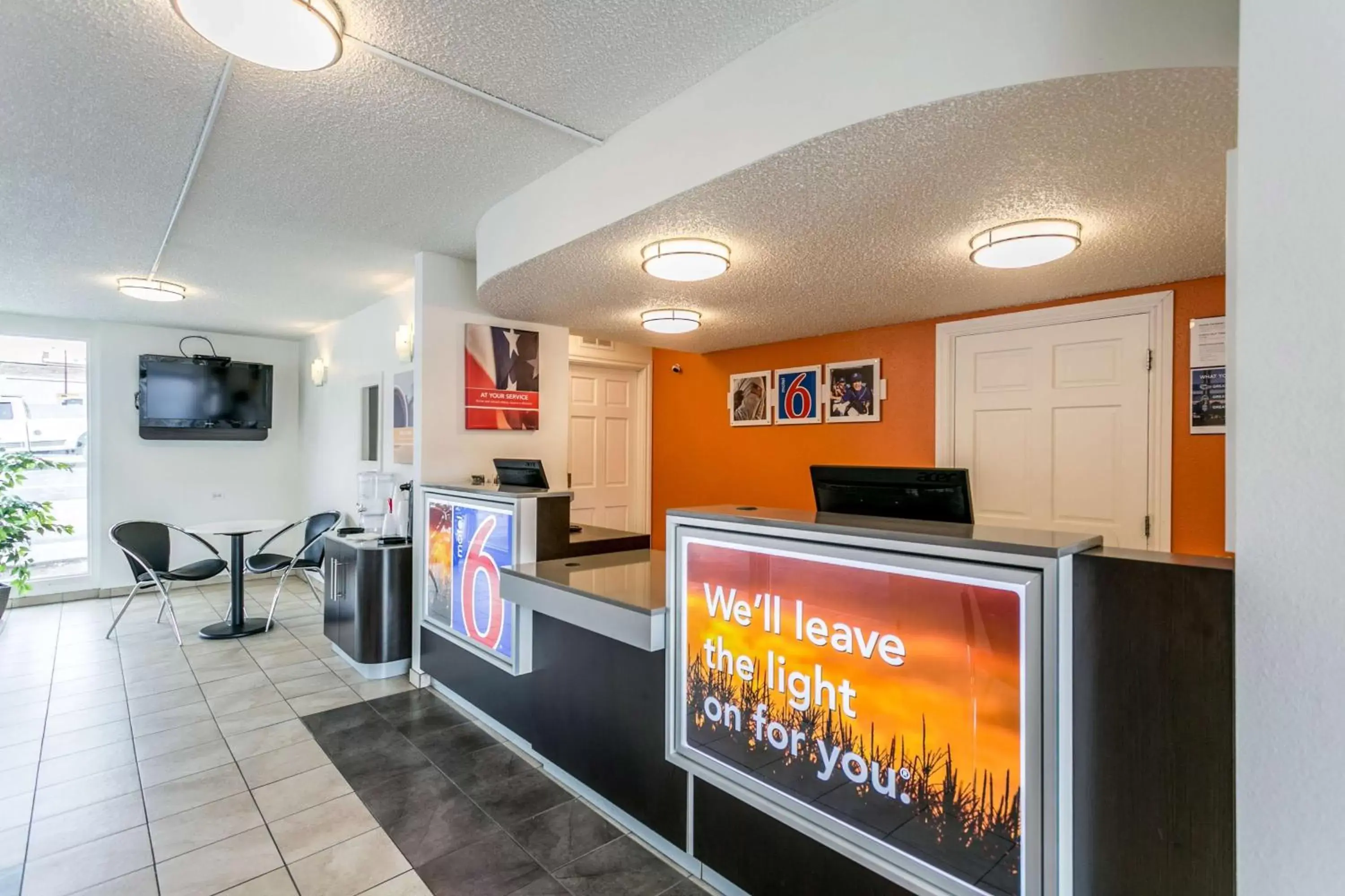 Communal lounge/ TV room, Lobby/Reception in Motel 6-Butte, MT - Historic City Center