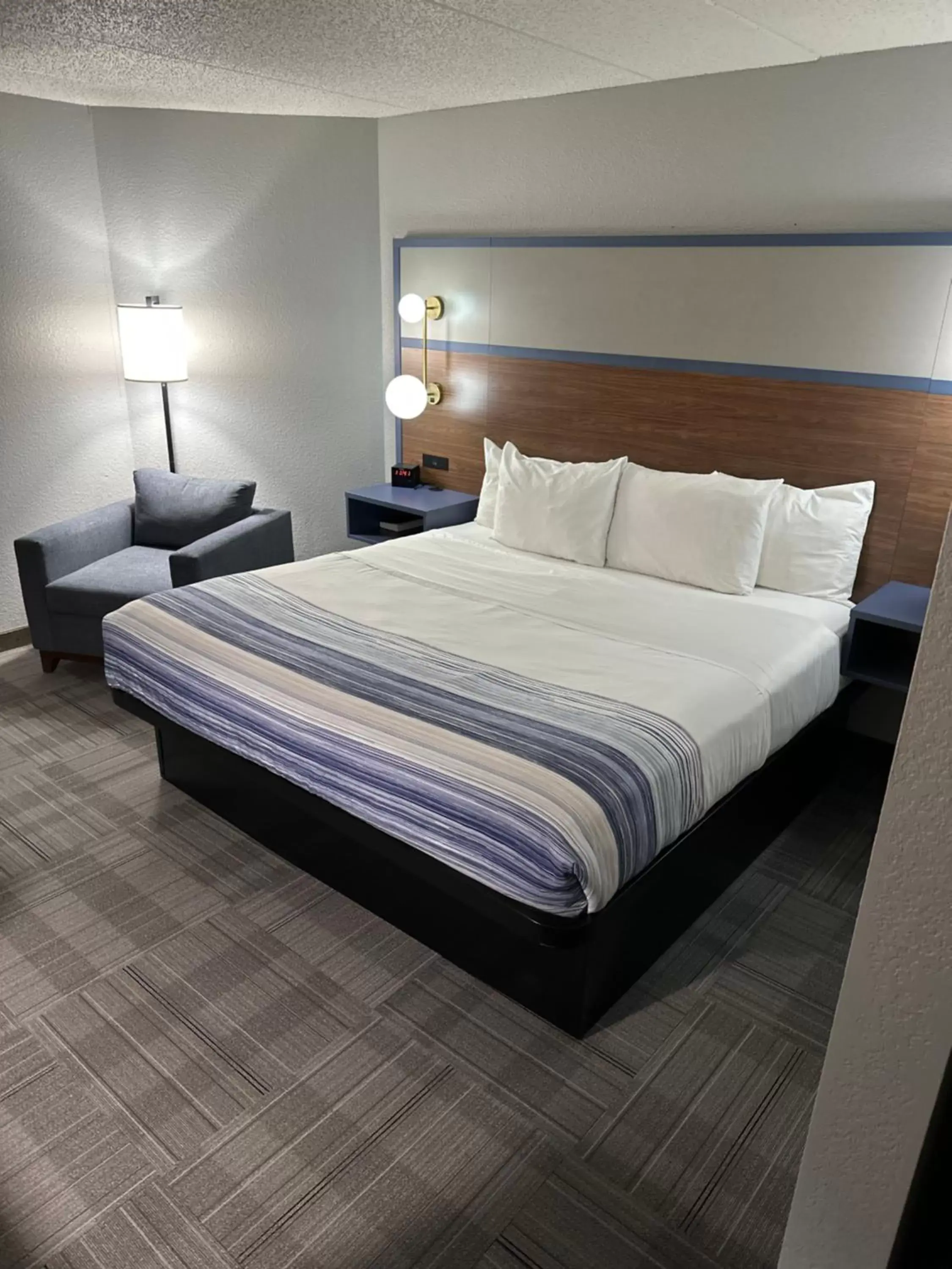 Deluxe One-Bedroom King Suite - Non-Smoking in AmericInn by Wyndham Monroe Deluxe One-Bedroom King Suite - Non-Smoking in AmericInn by Wyndham Monroe