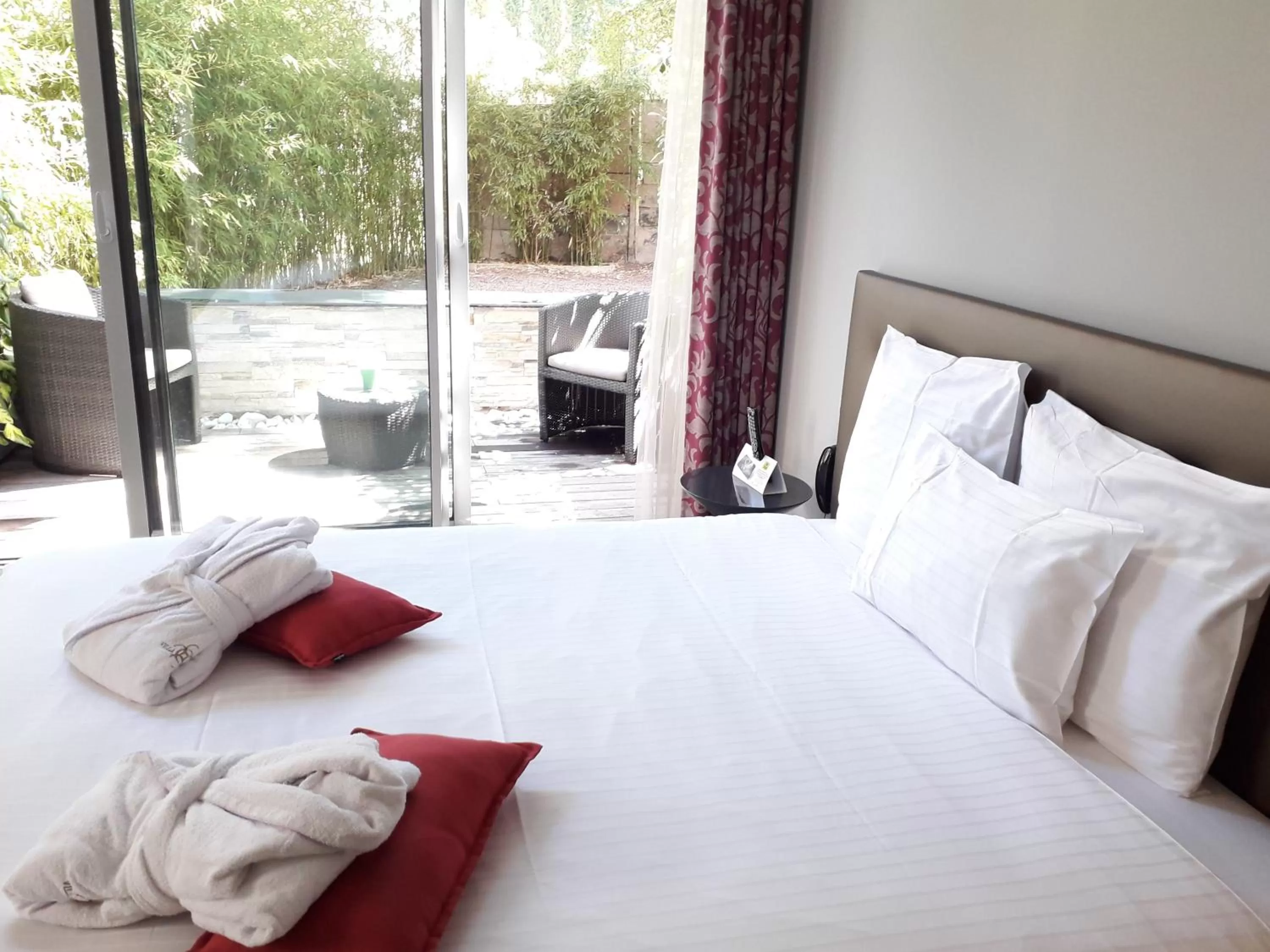 Photo of the whole room, Bed in Logis Villa C Hôtel