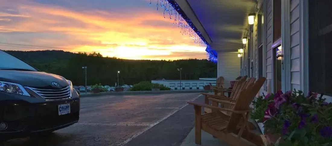 Property building, Sunrise/Sunset in Mount Blue Motel