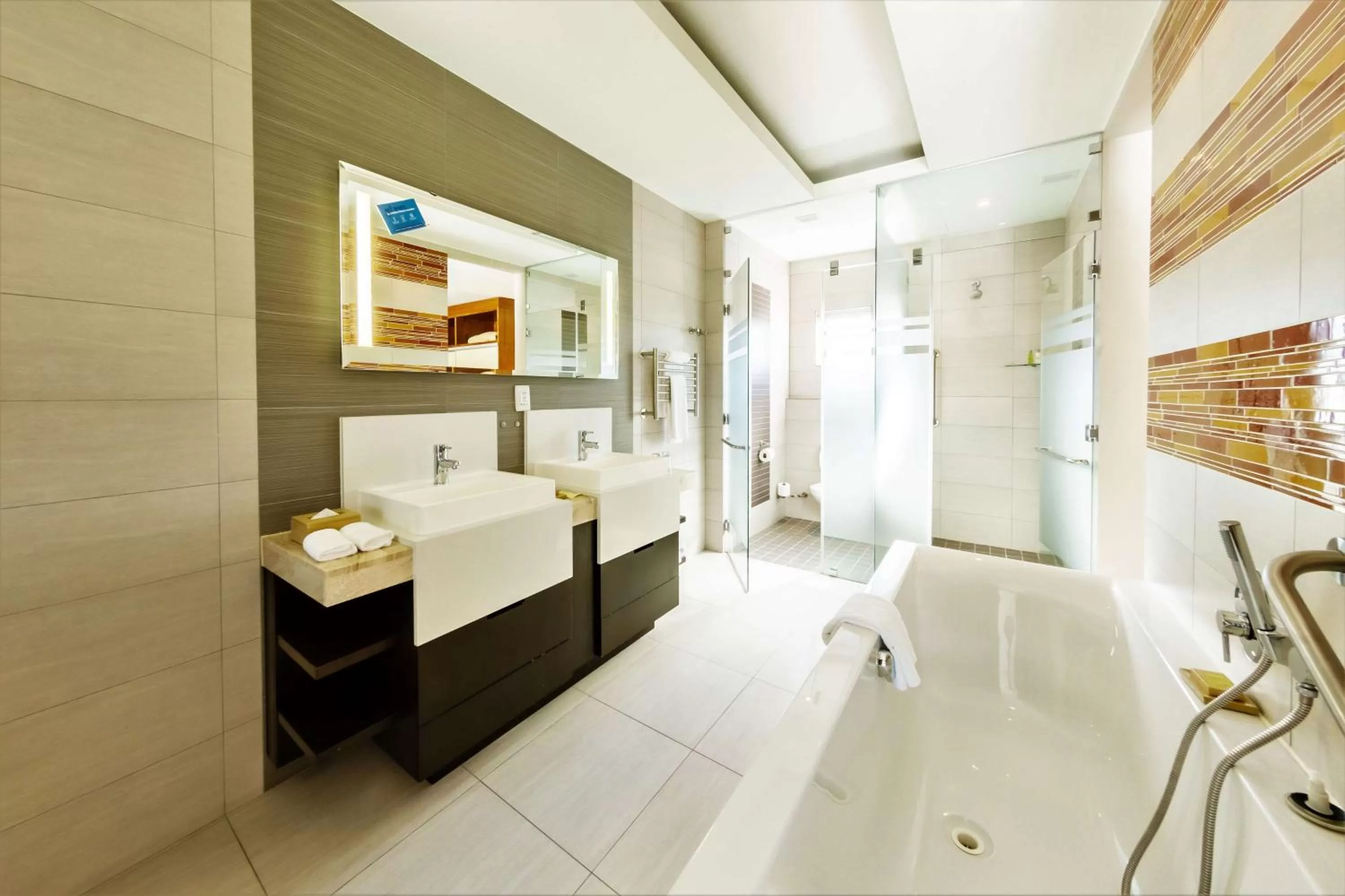 Bathroom, Bed in DoubleTree by Hilton Cape Town Upper Eastside