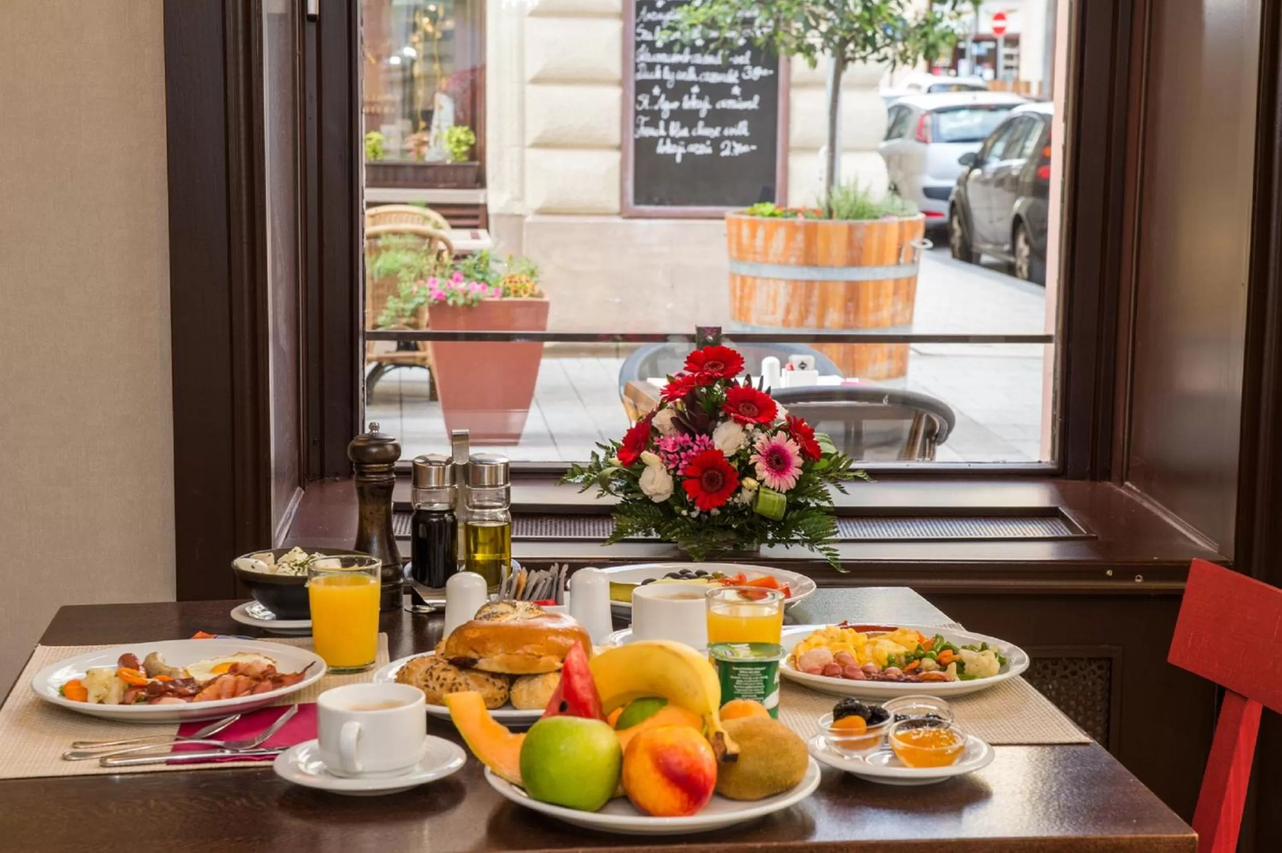 Restaurant/places to eat in Three Corners Hotel Art