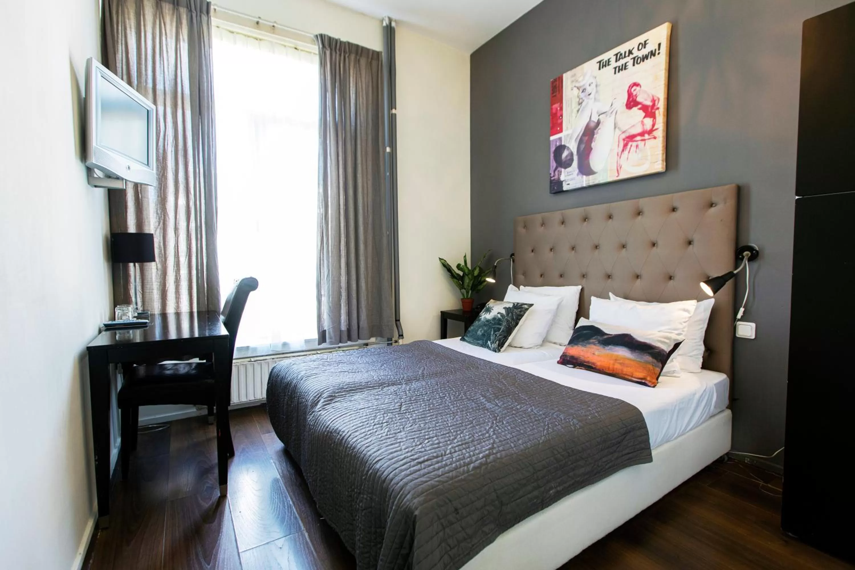 Bed in Quentin England Hotel