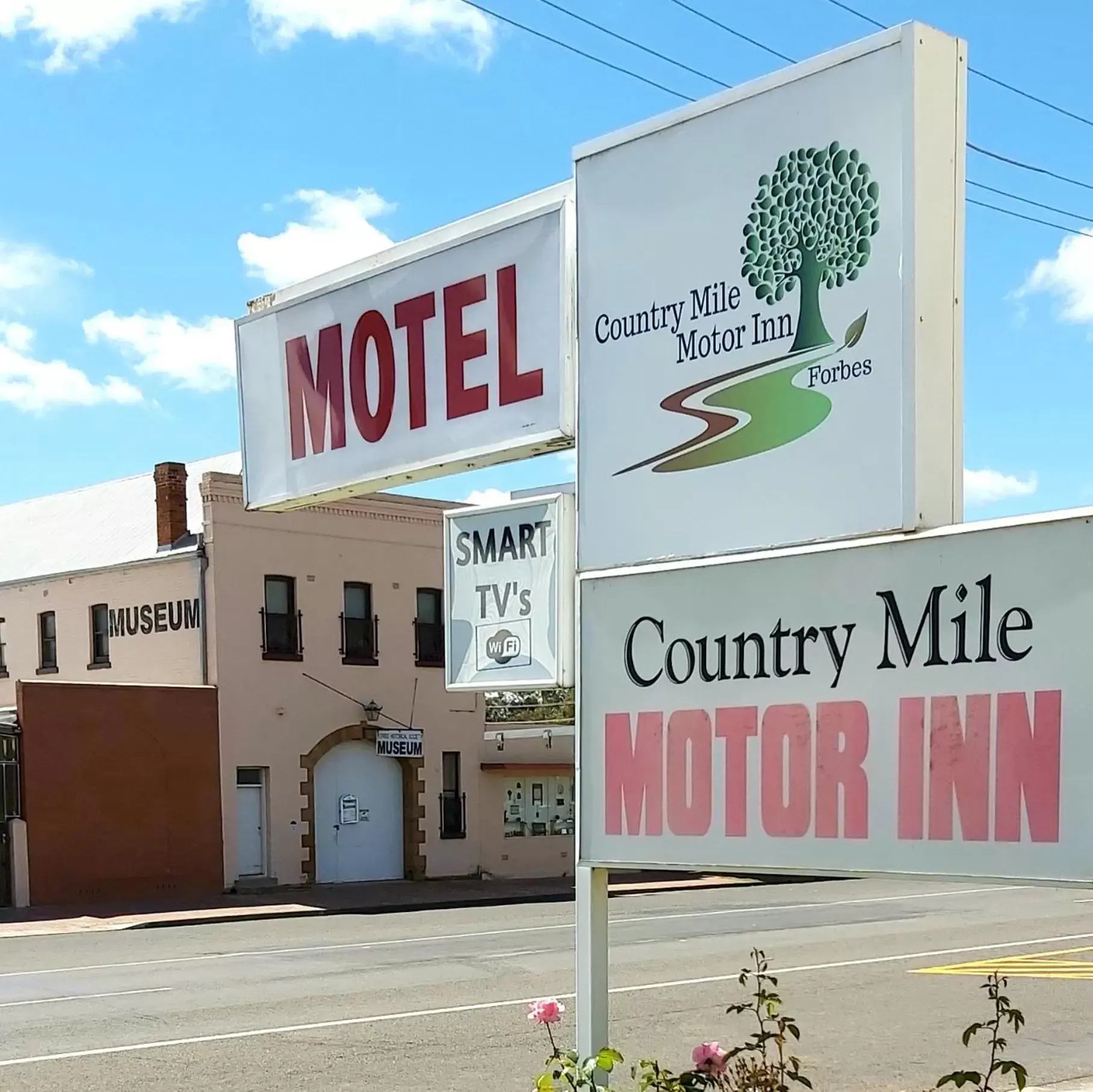 Property building, Property Logo/Sign in Country Mile Motor Inn