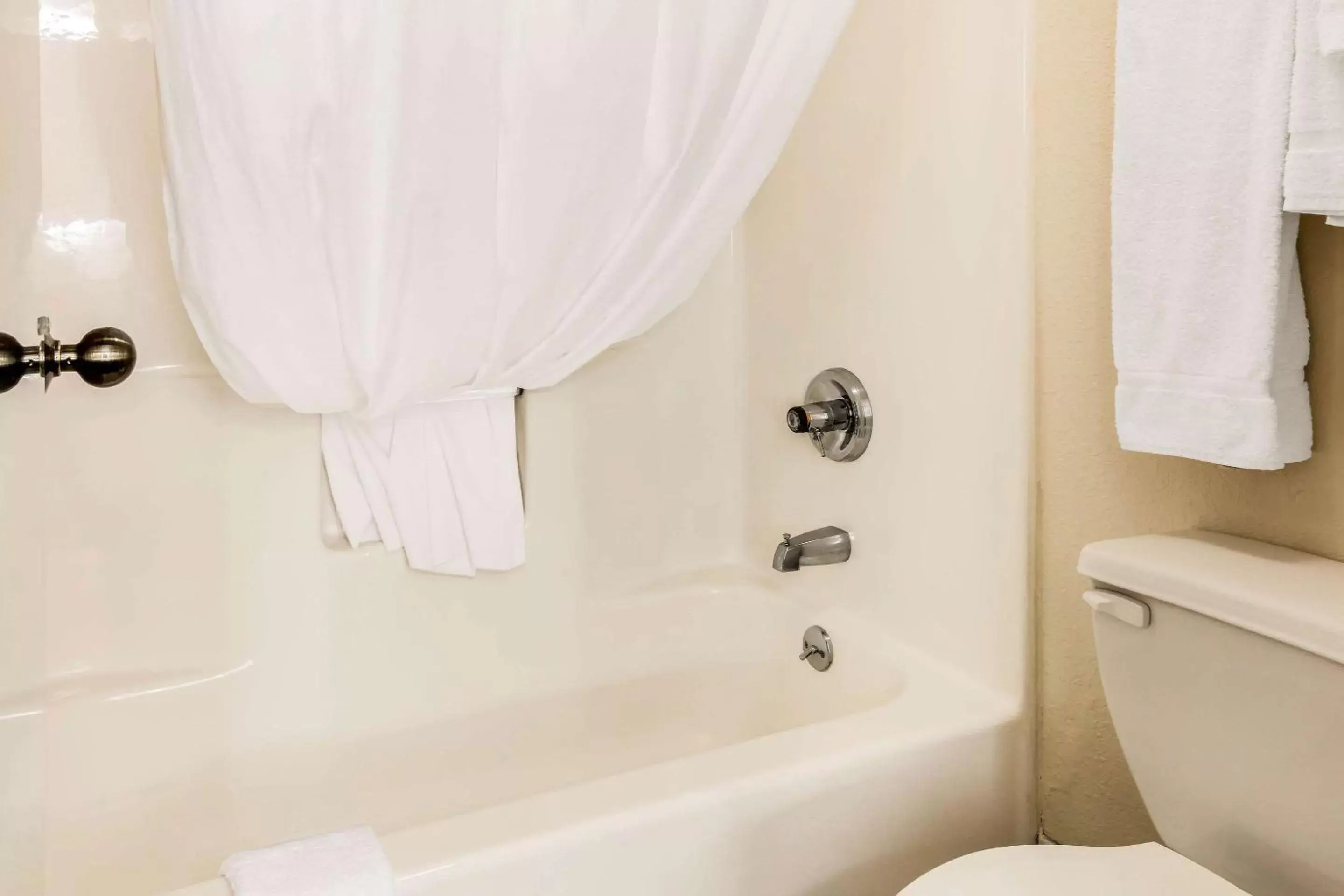 Photo of the whole room, Bathroom in Quality Inn Batesville