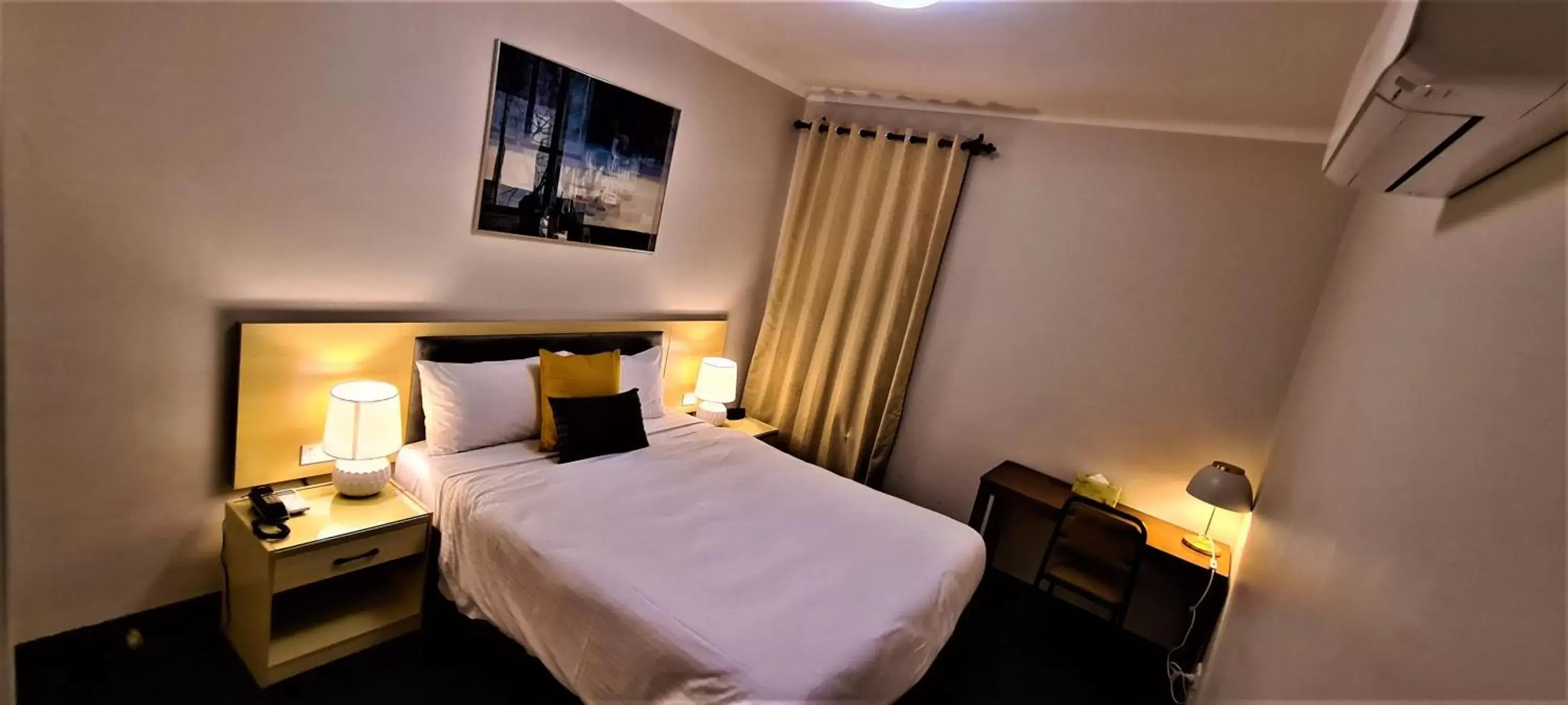 Bedroom, Bed in Brunswick Tower Hotel