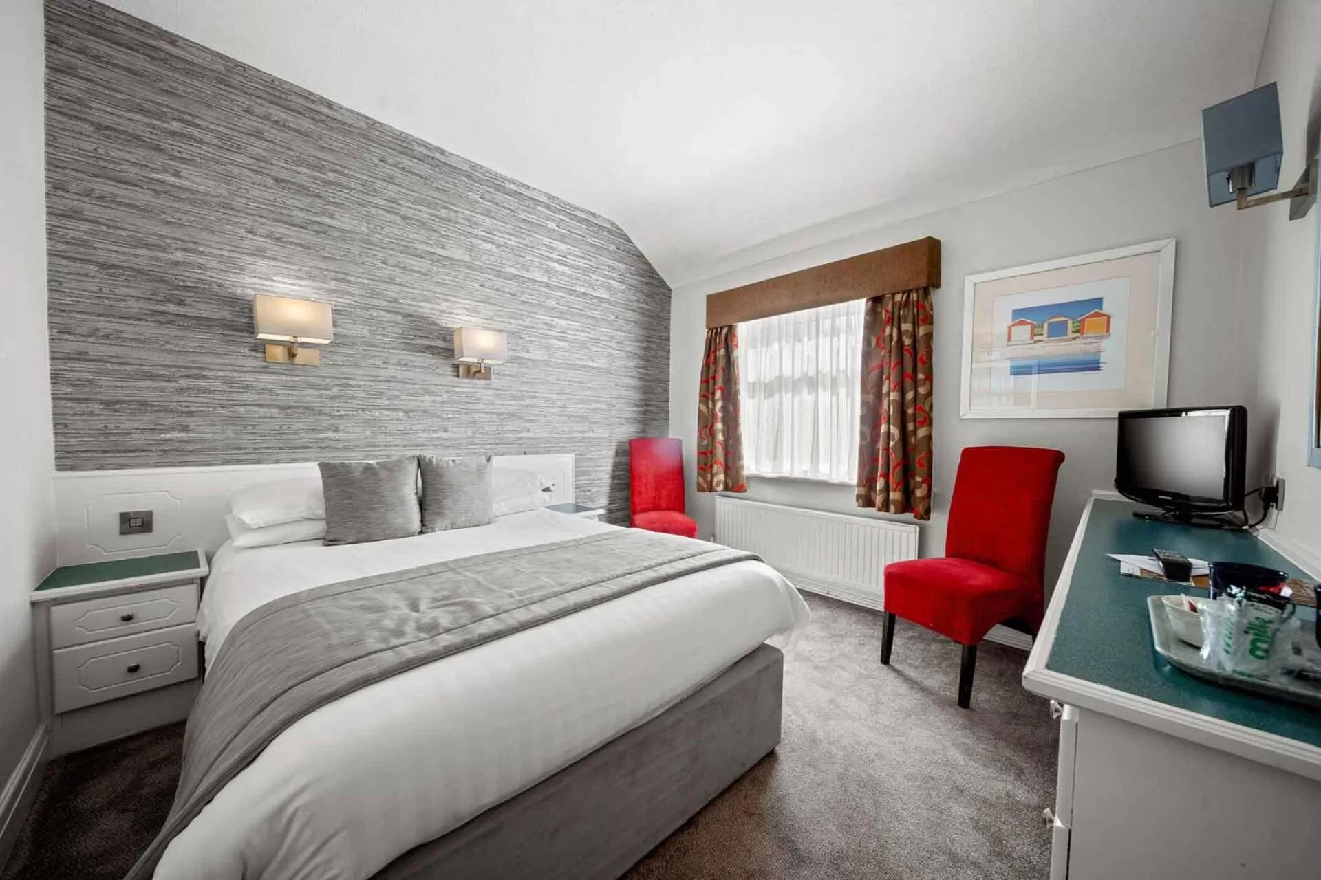 Photo of the whole room, Bed in Cliffs Hotel