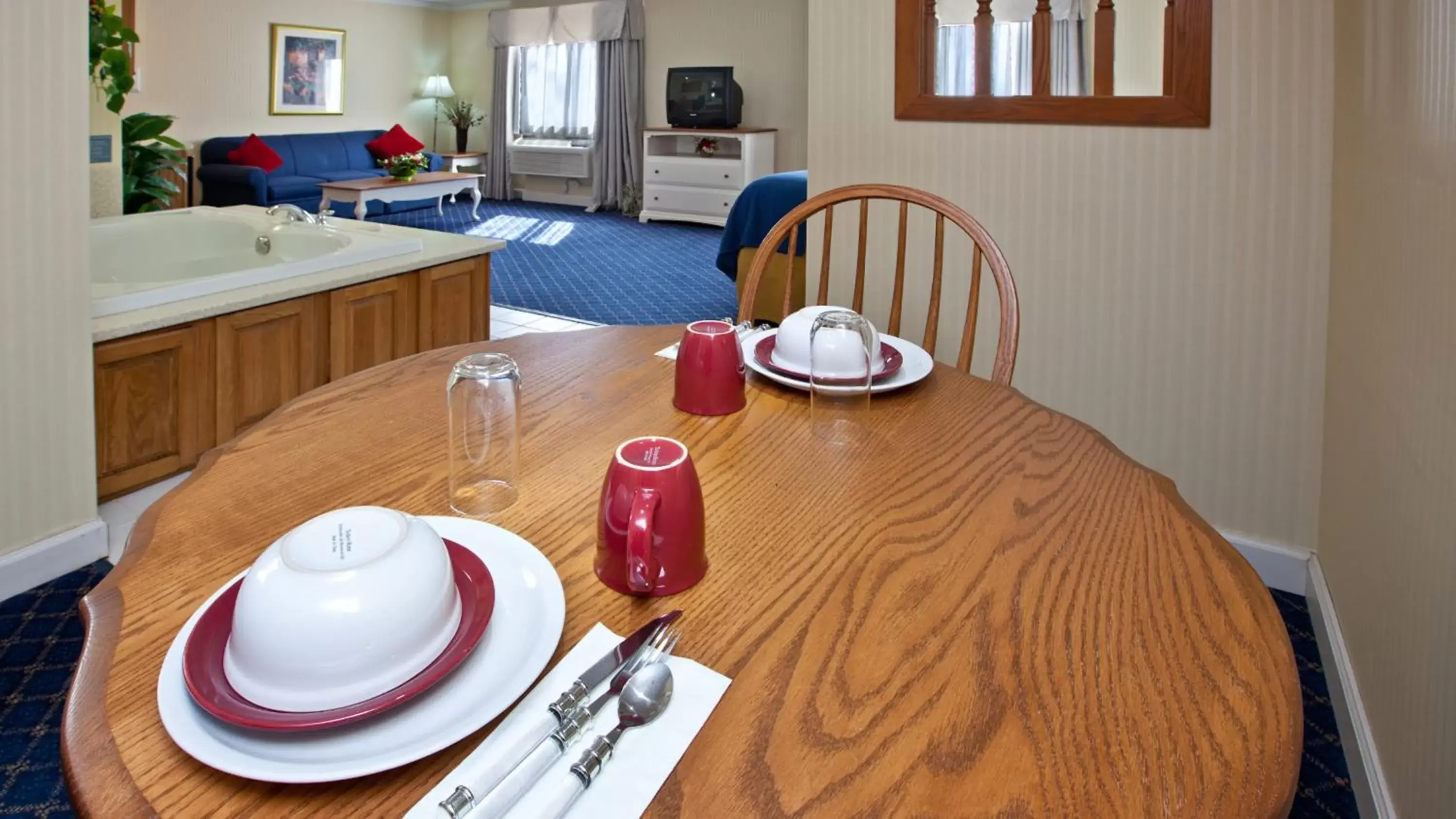 Bedroom, Restaurant/Places to Eat in SureStay Plus by Best Western Fremont I-69