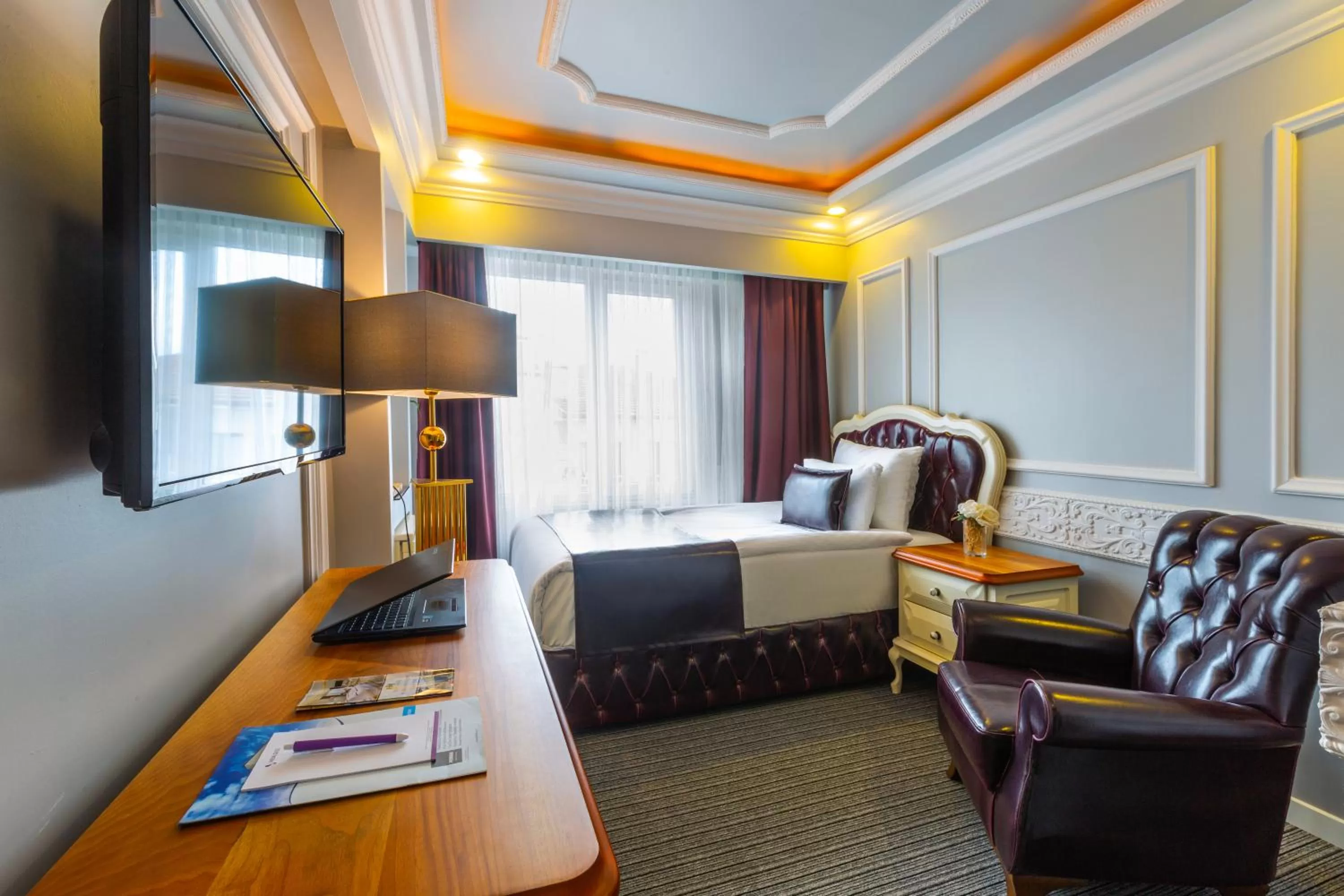 Communal lounge/ TV room, Bed in Andalouse Otel