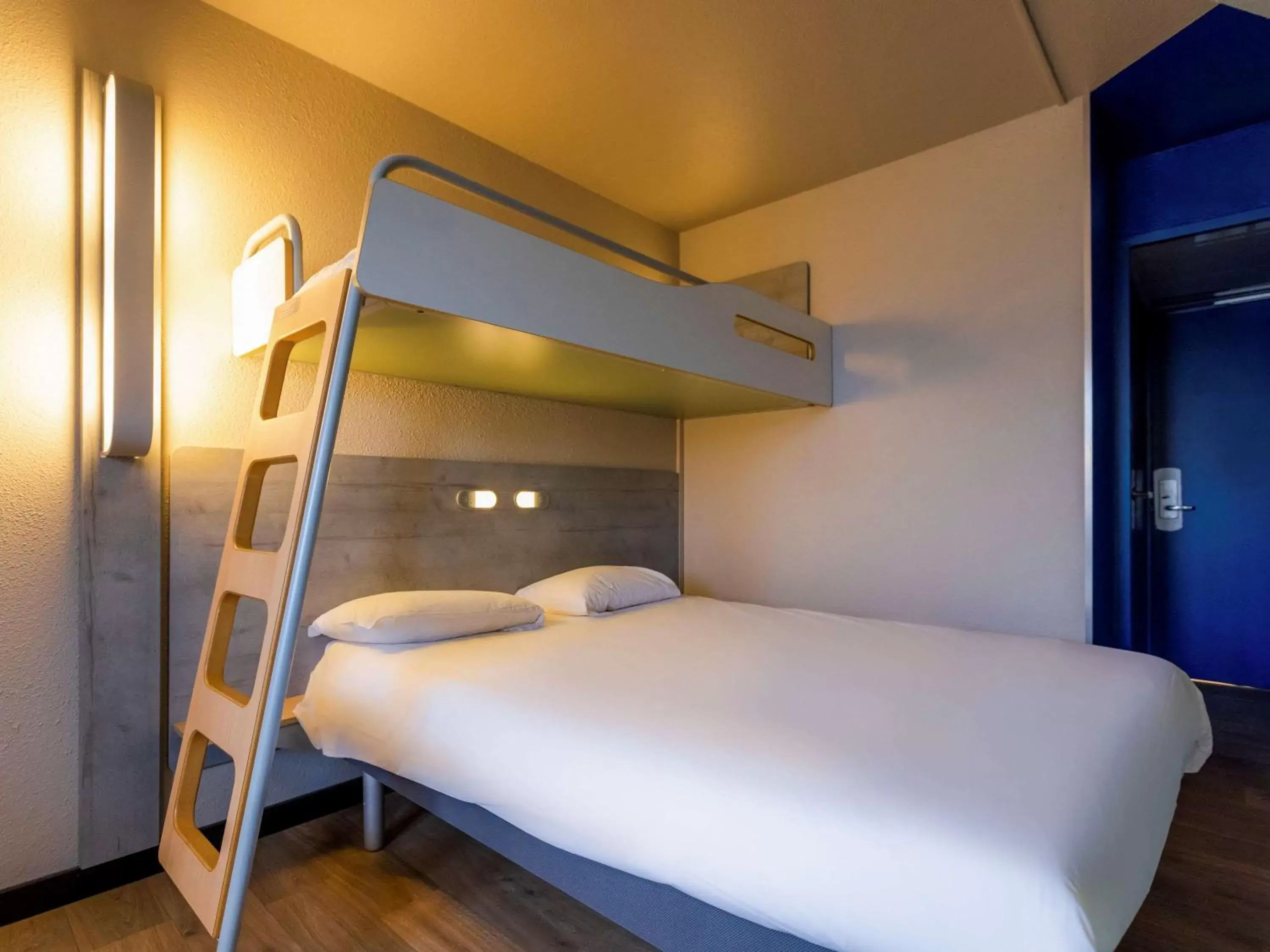 Bedroom, Bunk Bed in ibis budget Albertville