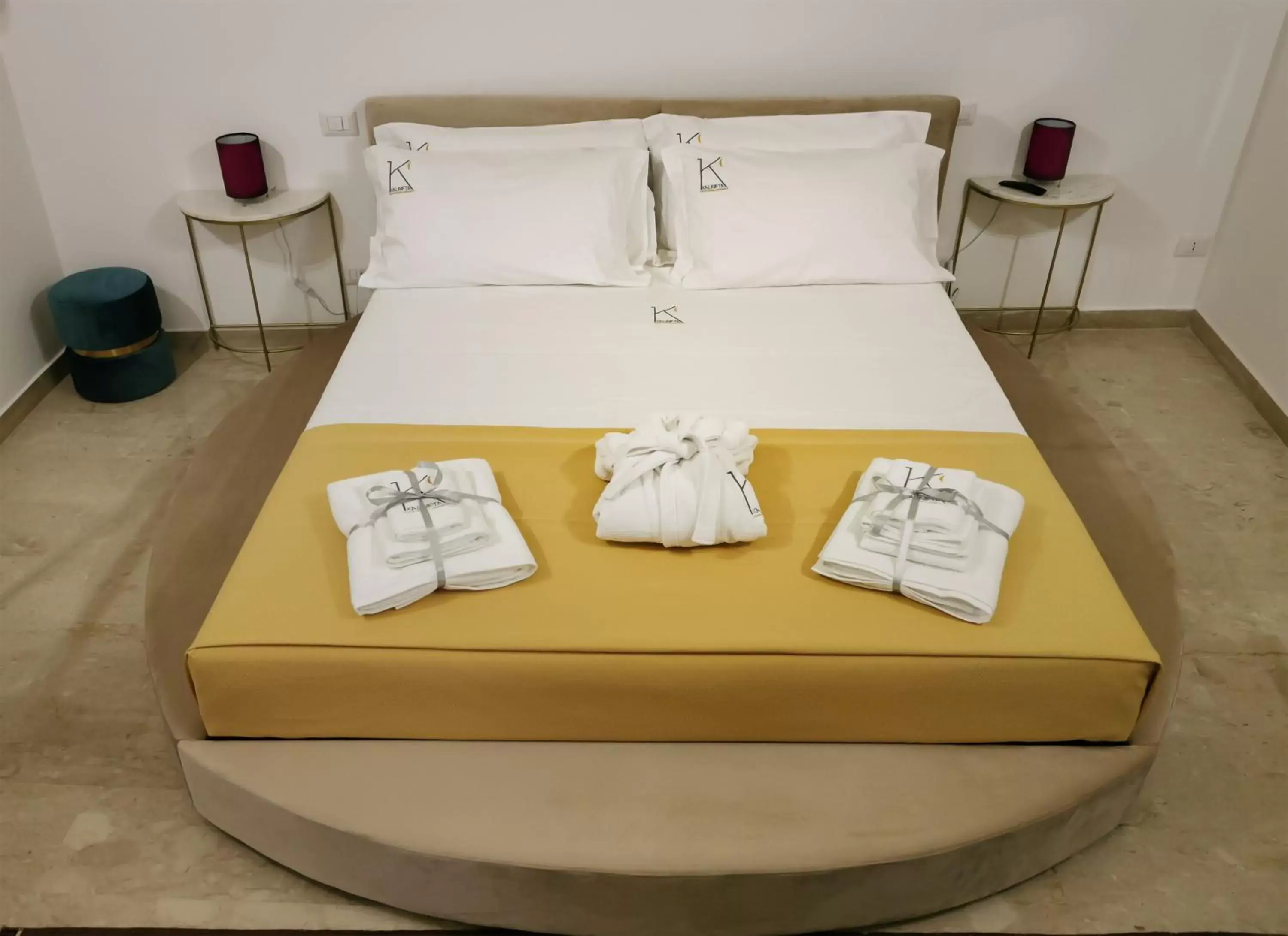 Bed in Kalinifta - Jacuzzi & Suites SIT