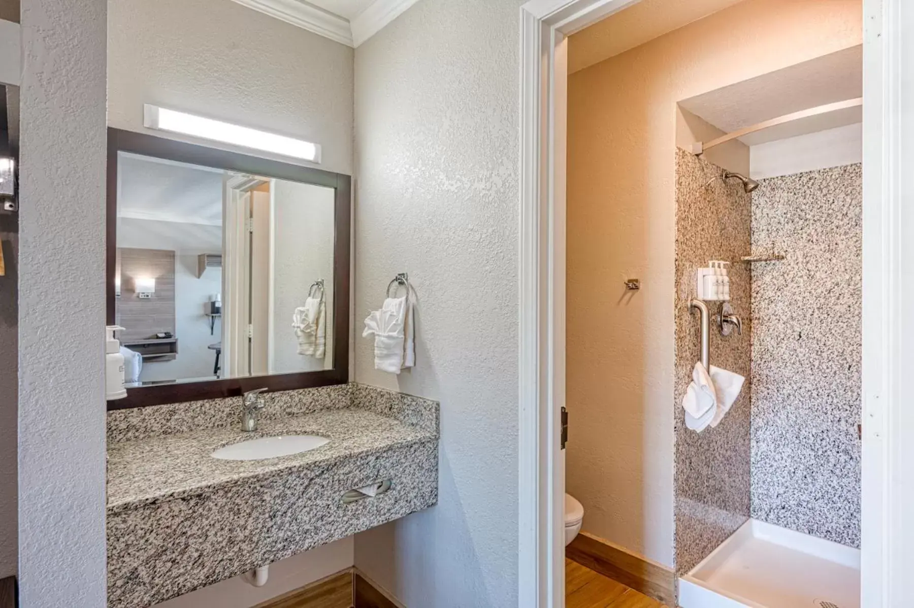 Bathroom in Harbor House Inn