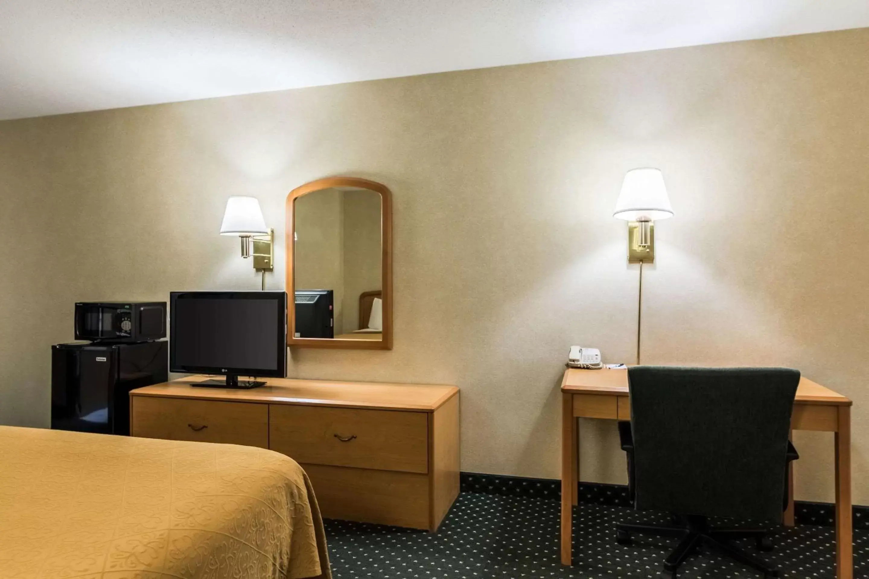 Photo of the whole room, TV/Entertainment Center in Quality Inn Columbia Mall