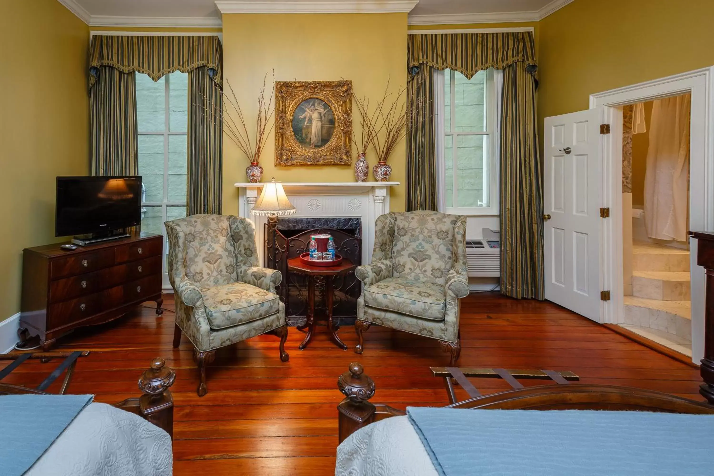 Bed, Lounge/Bar in Eliza Thompson House, Historic Inns of Savannah Collection