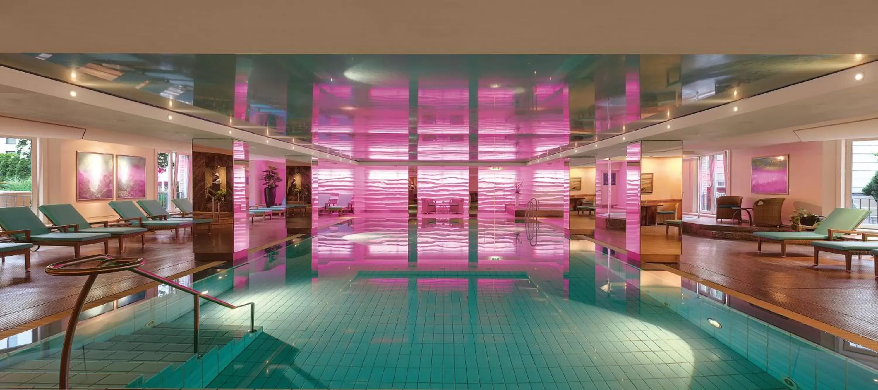 Swimming Pool in GRAND ELYSEE Hamburg