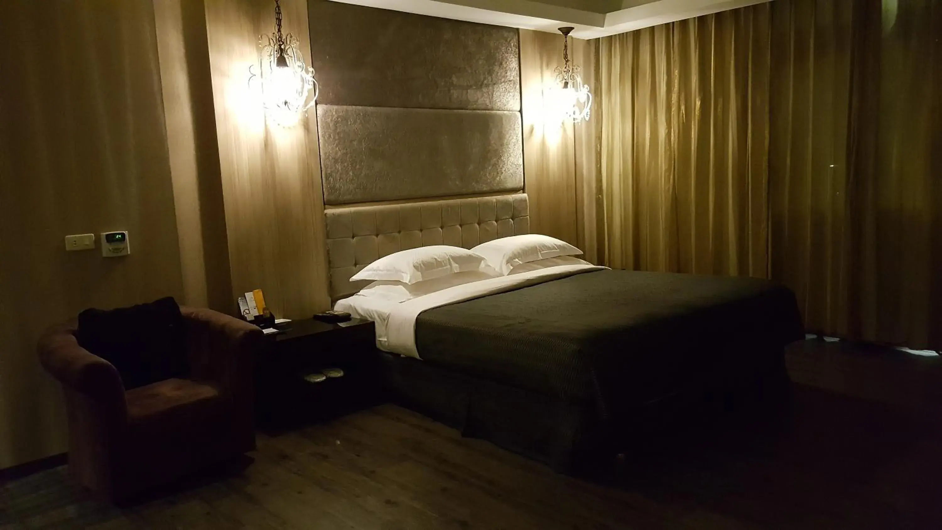 Photo of the whole room, Bed in The Riverside Hotel & Motel