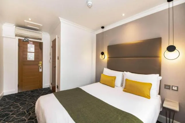 Bedroom in Queens Park Hotel