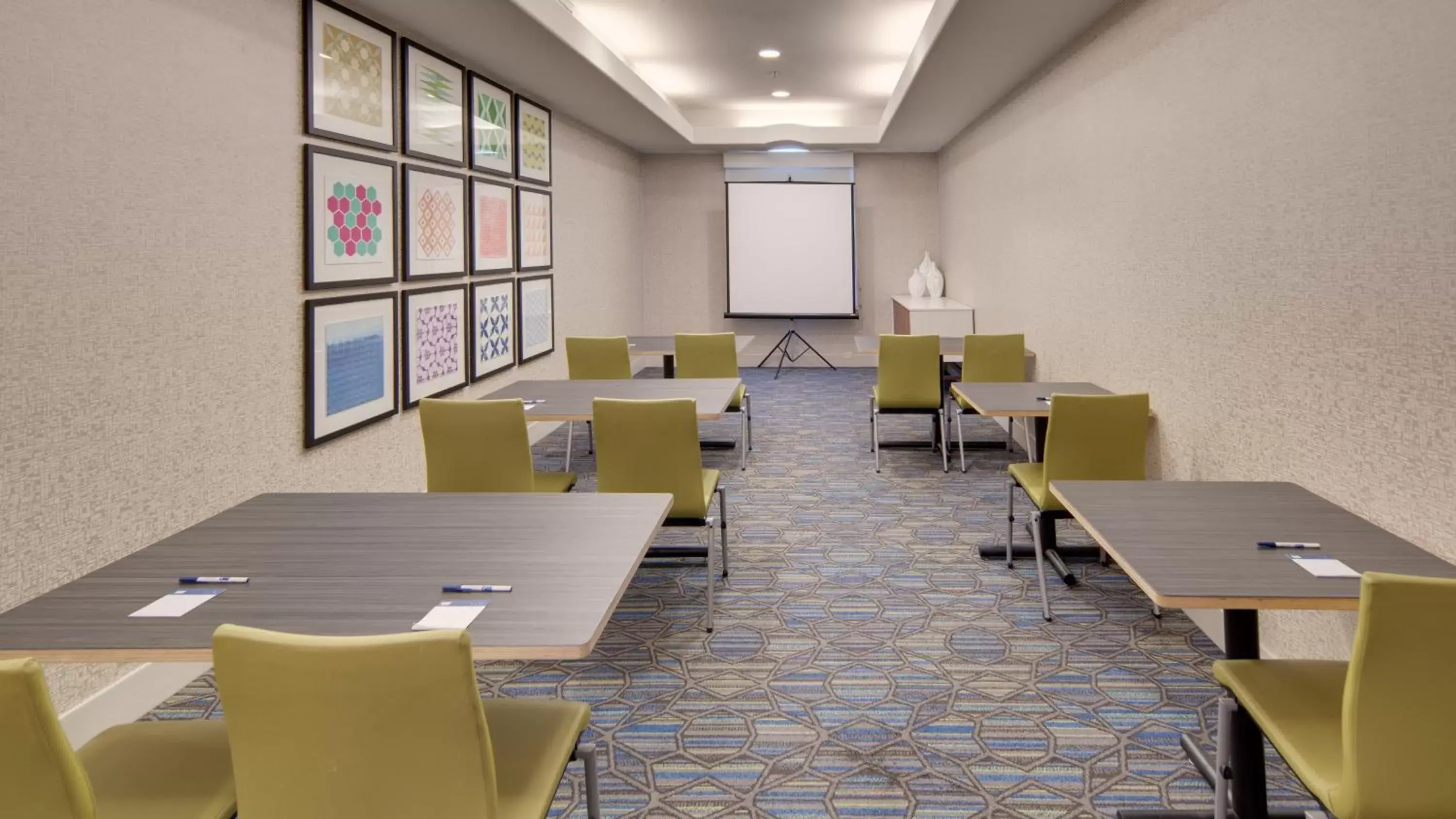 Meeting/conference room in Holiday Inn Express & Suites Dinuba West, an IHG Hotel