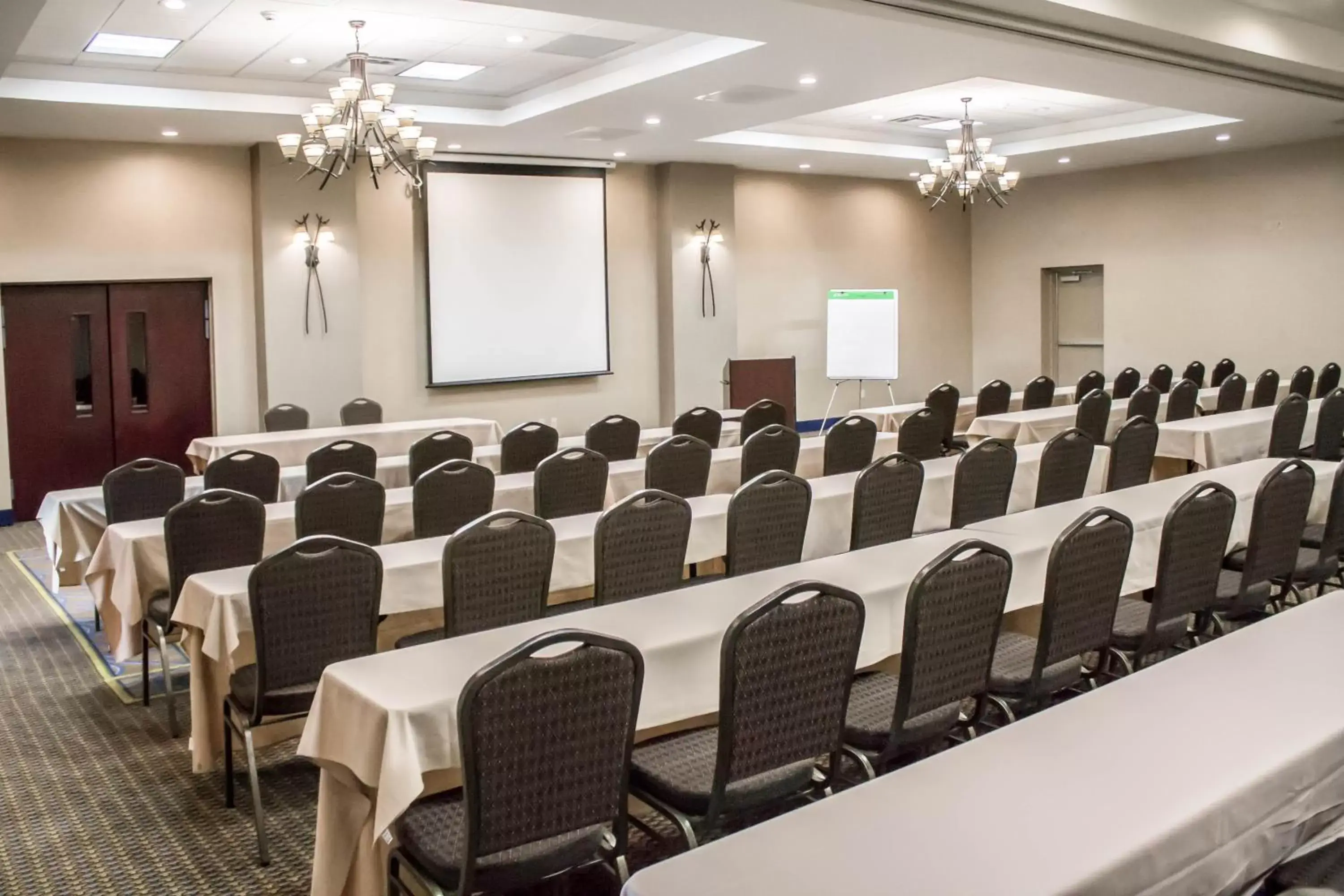 Meeting/conference room in Holiday Inn Express & Suites - Albany Airport - Wolf Road, an IHG Hotel