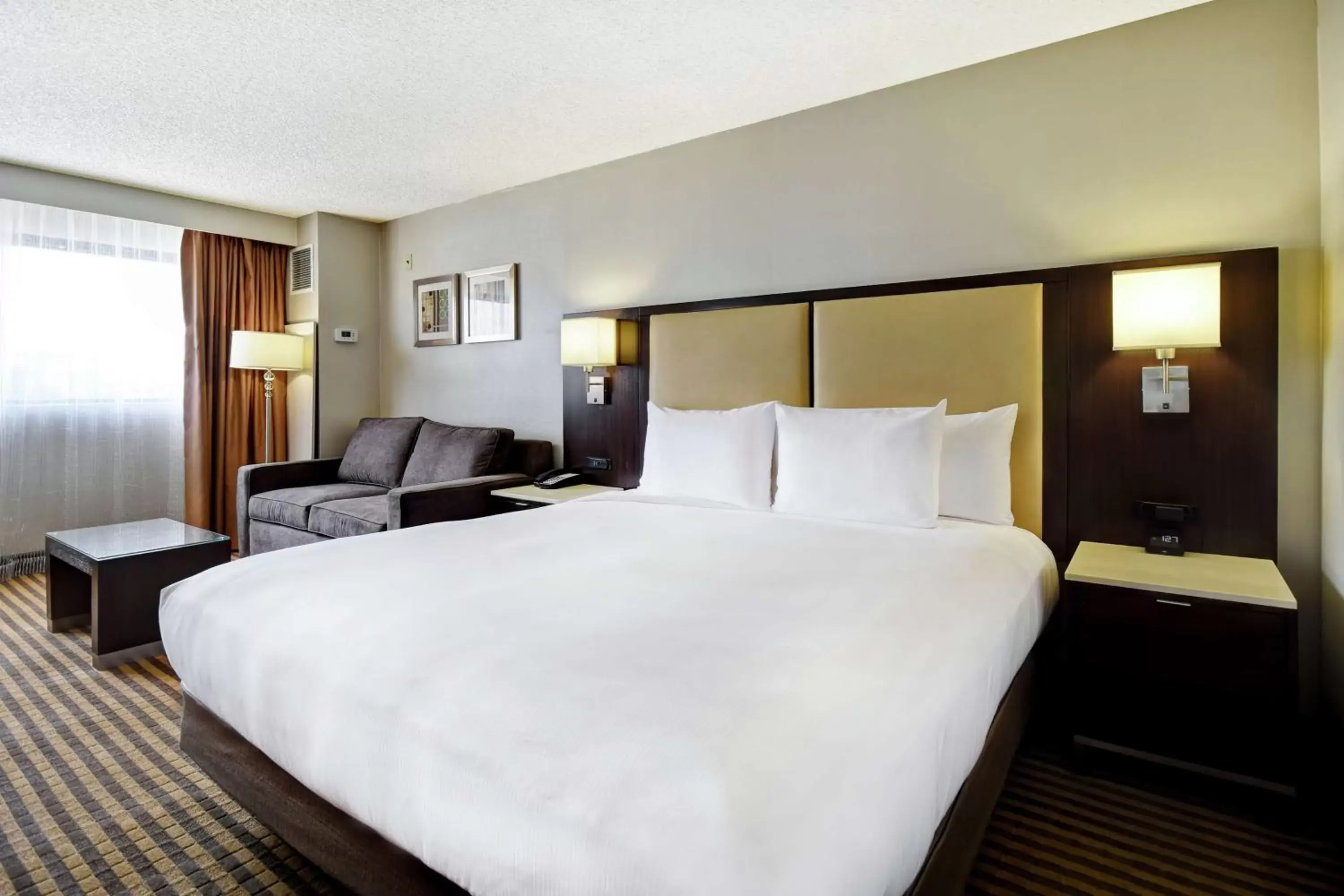 Living room, Bed in DoubleTree by Hilton Pleasanton at The Club