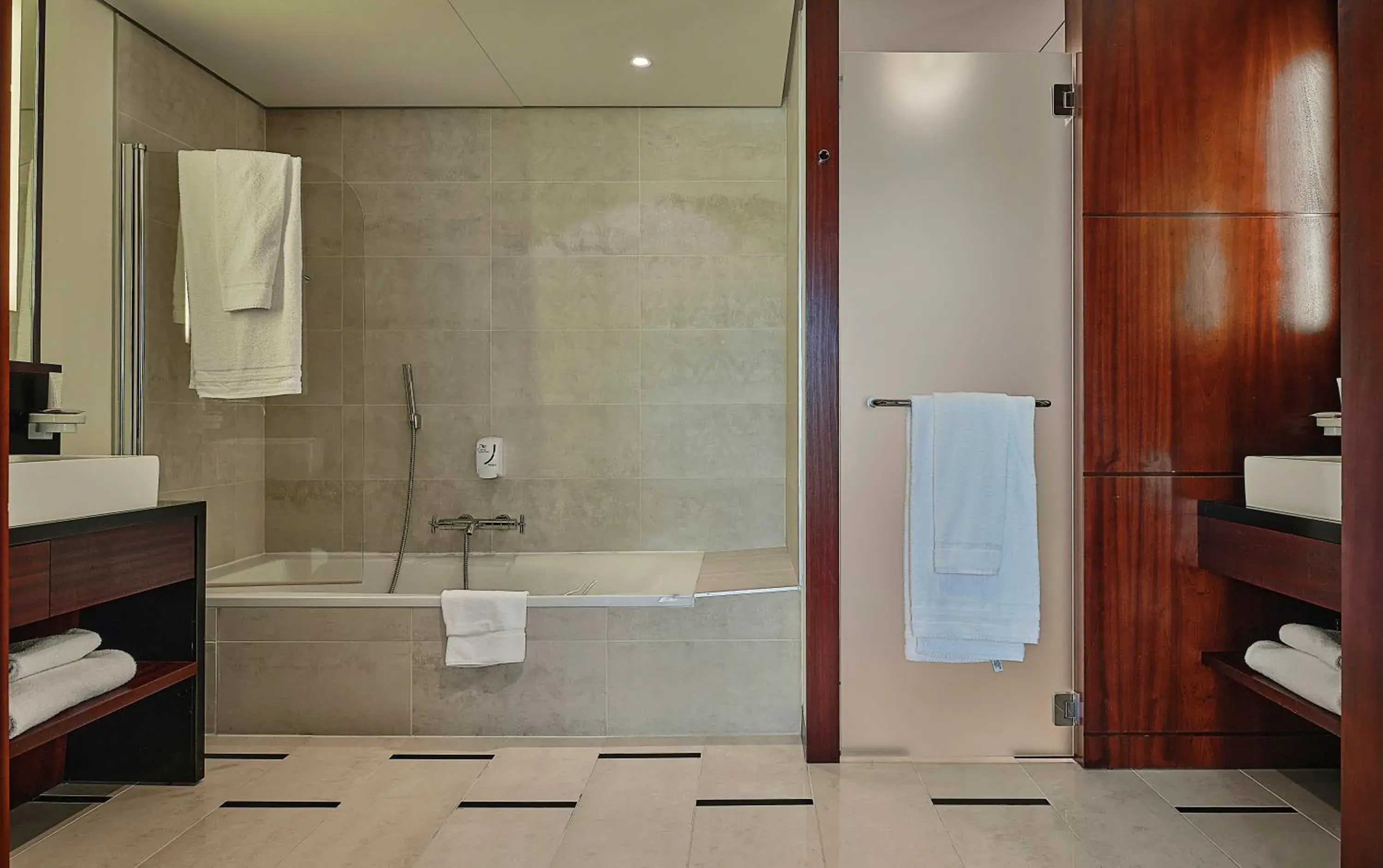 Bath, Bathroom in Hotel Le Mauritia