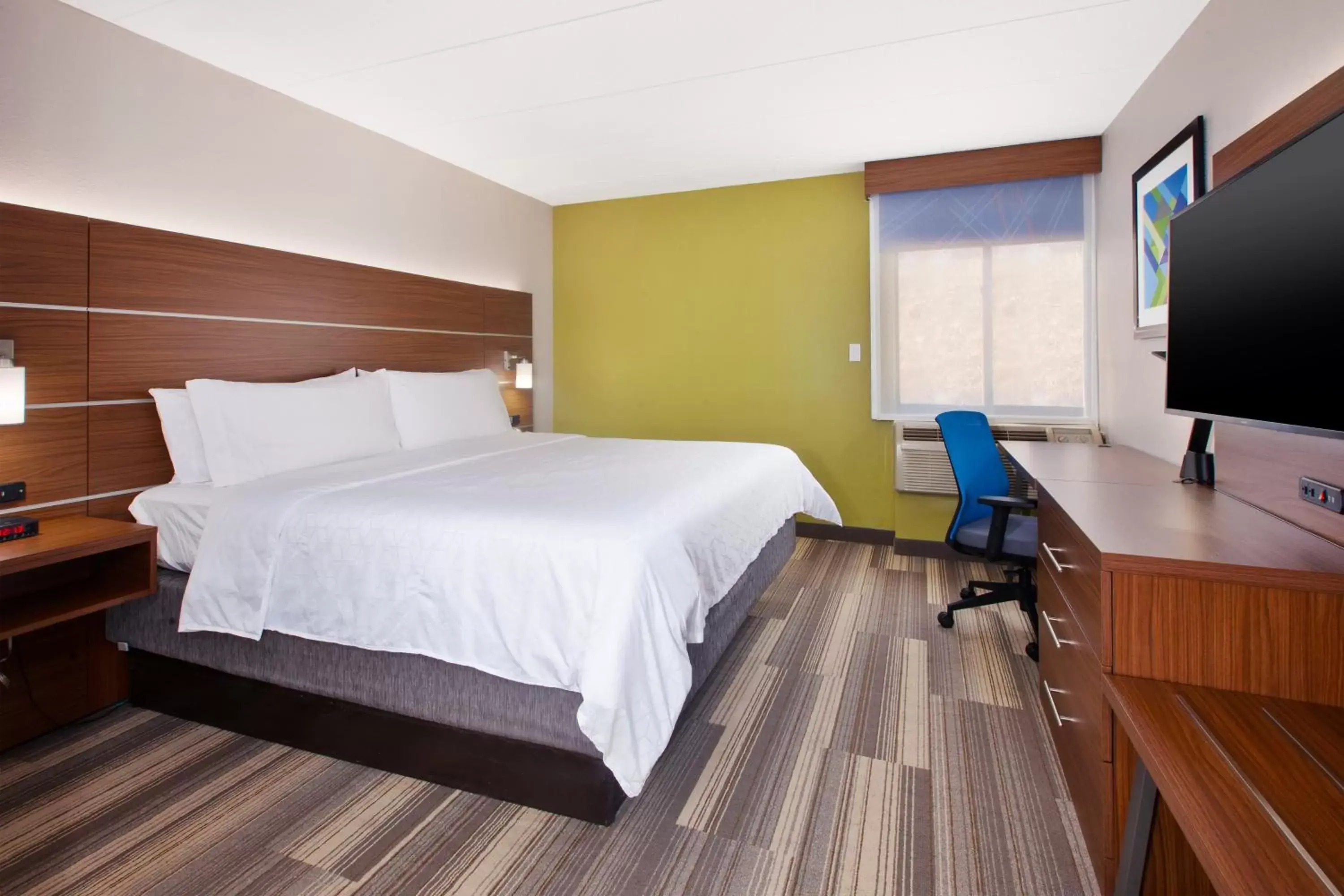 Photo of the whole room, Bed in Holiday Inn Express Fairfax-Arlington Boulevard, an IHG Hotel