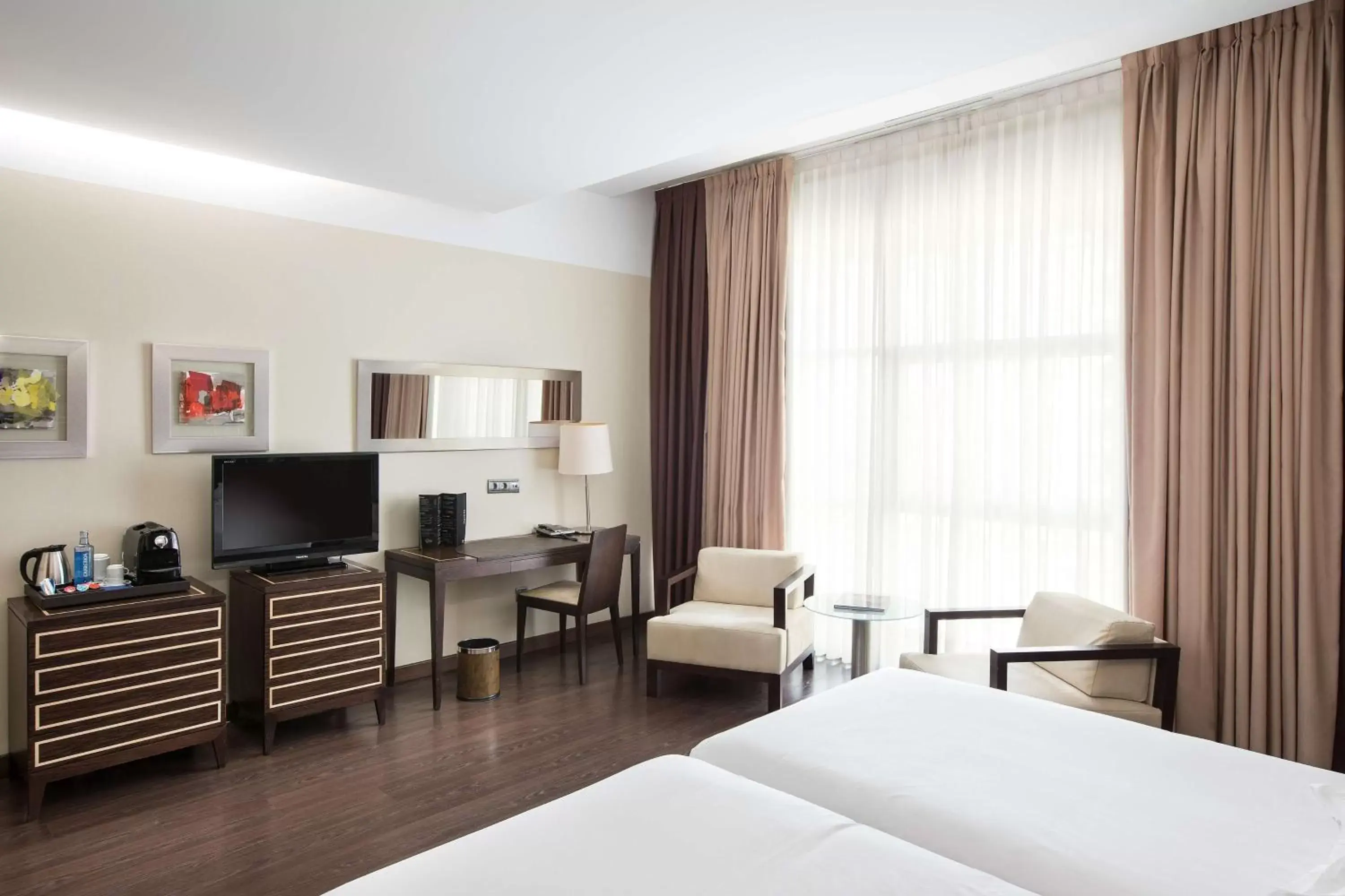 Bedroom, TV/Entertainment Center in NH Gran Hotel Casino de Extremadura