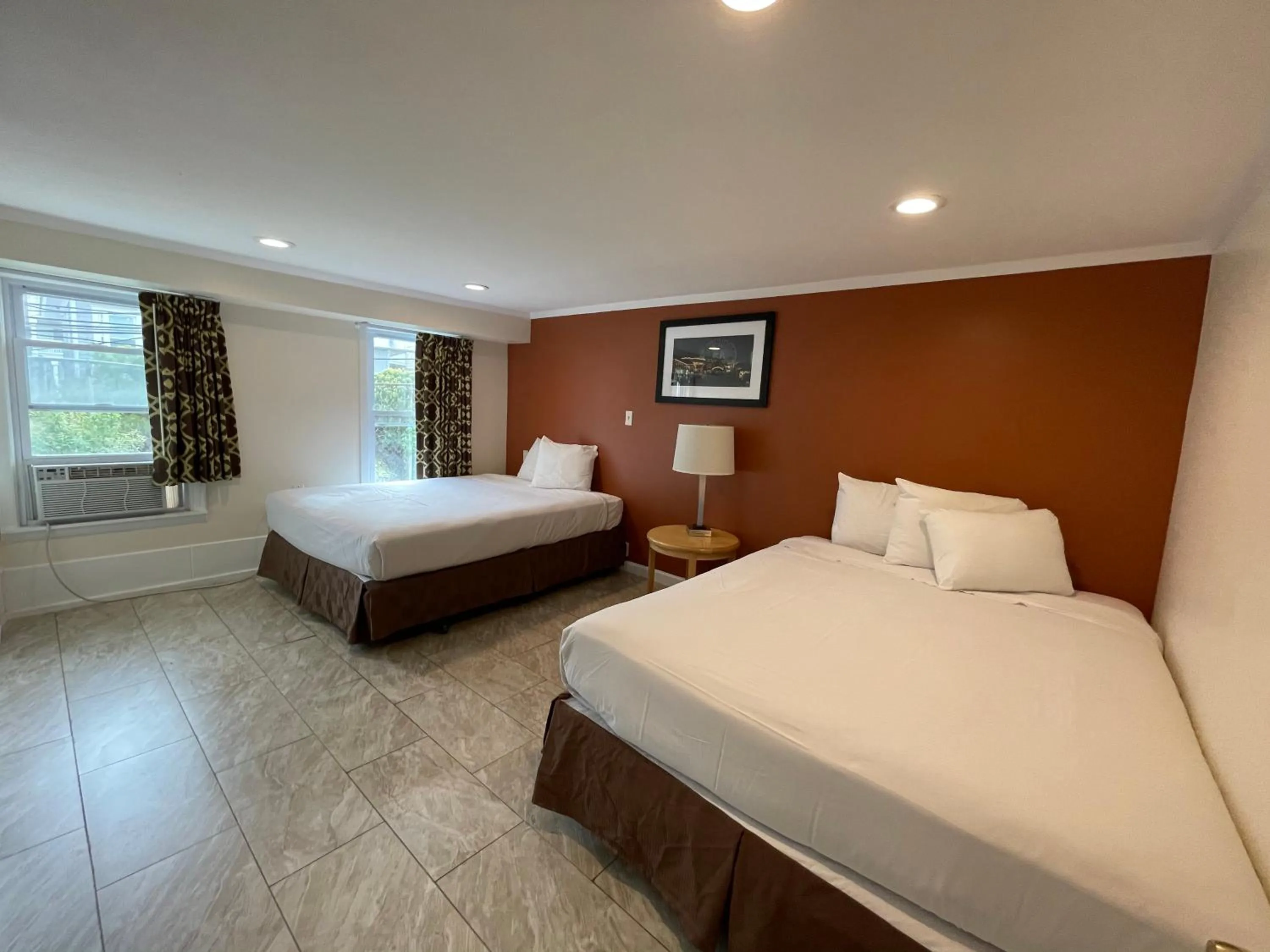 Bed in Wildwood Inn Hotel Beach & Boardwalk