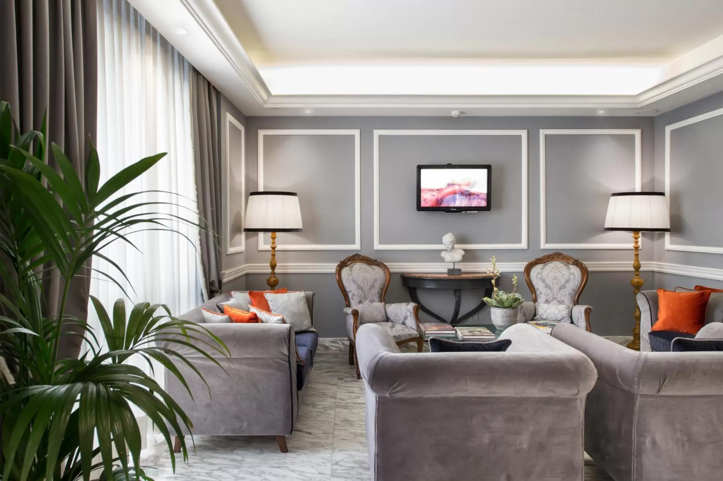 Communal lounge/ TV room, Seating Area in Hotel Rapallo