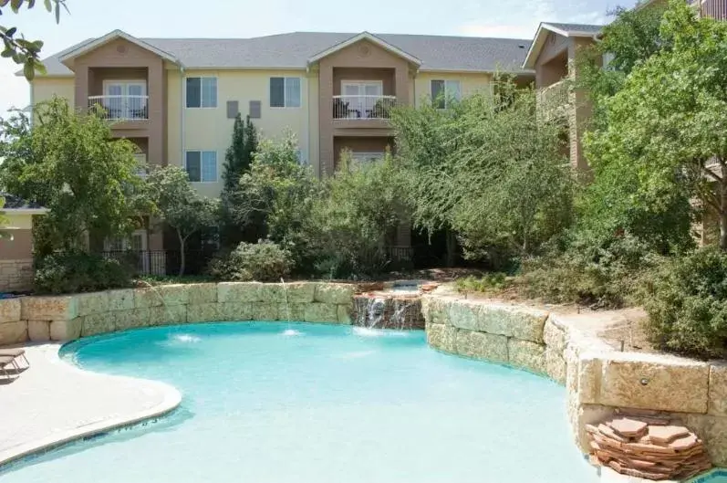 Swimming pool, Property Building in Best Western Lubbock West Inn & Suites