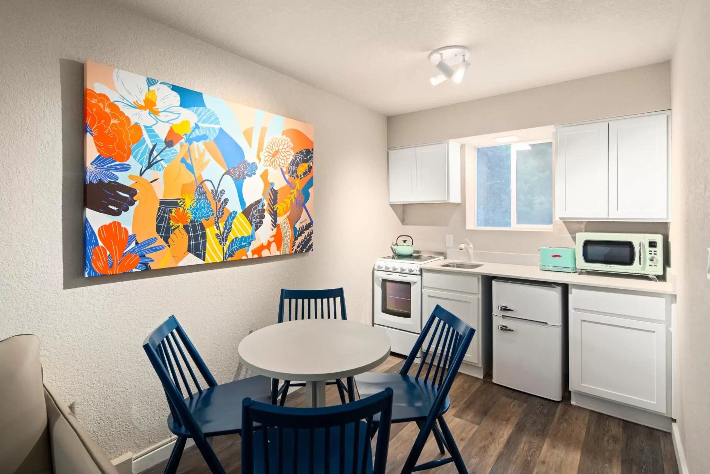 Kitchen or kitchenette, Dining Area in Hotel McCoy Pullman