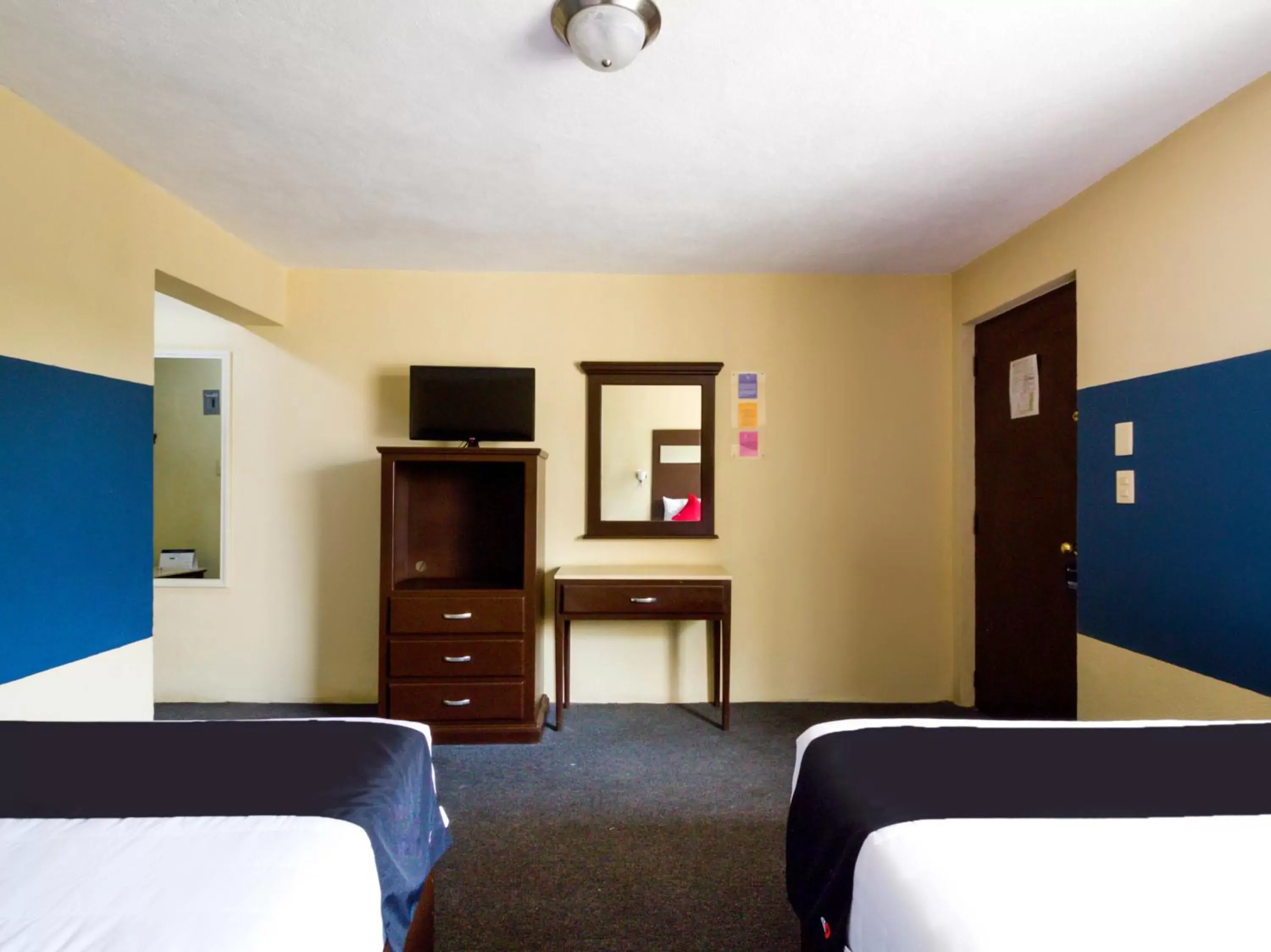 Bedroom, TV/Entertainment Center in Hotel La Fuente, Saltillo