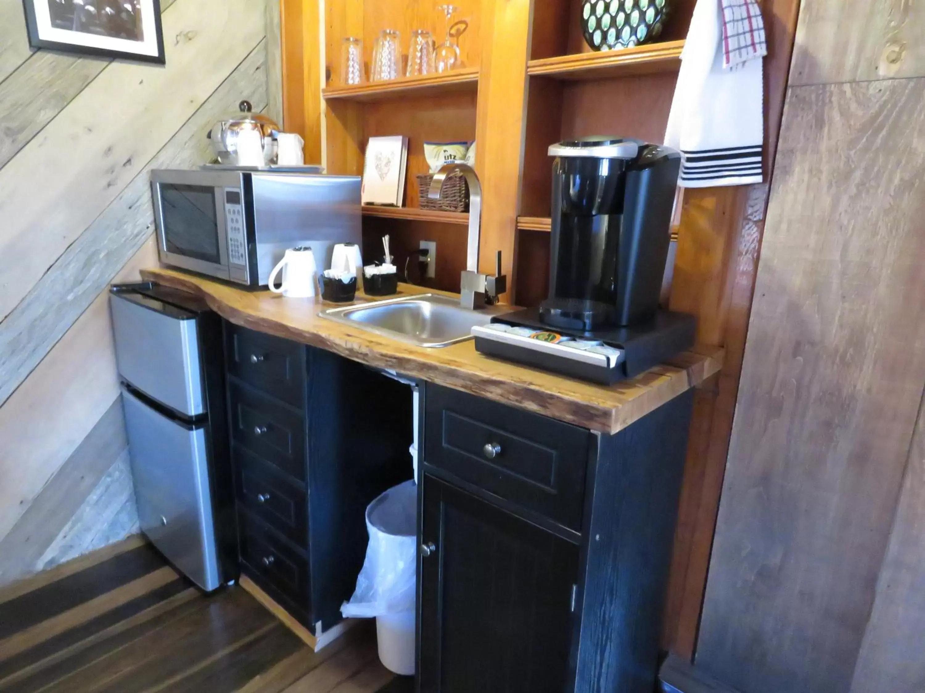 oven, Kitchen/Kitchenette in Tall Pines Inn