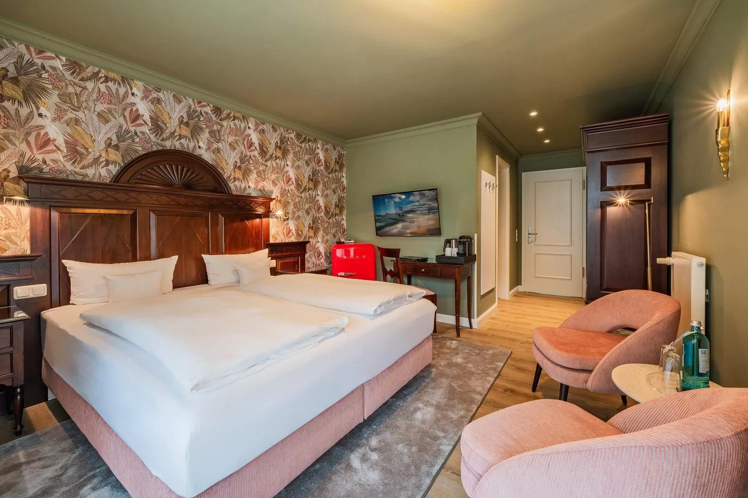 Photo of the whole room, Bed in Strandhotel Heringsdorf mit Soleaußenpool 30 Grad